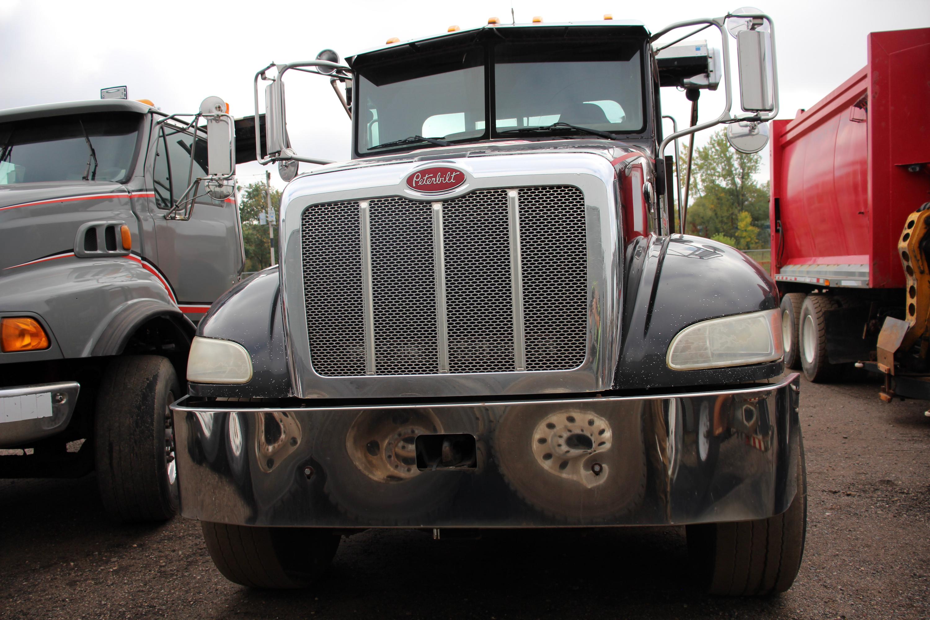 2006 Peterbilt Roll-Off - image 2