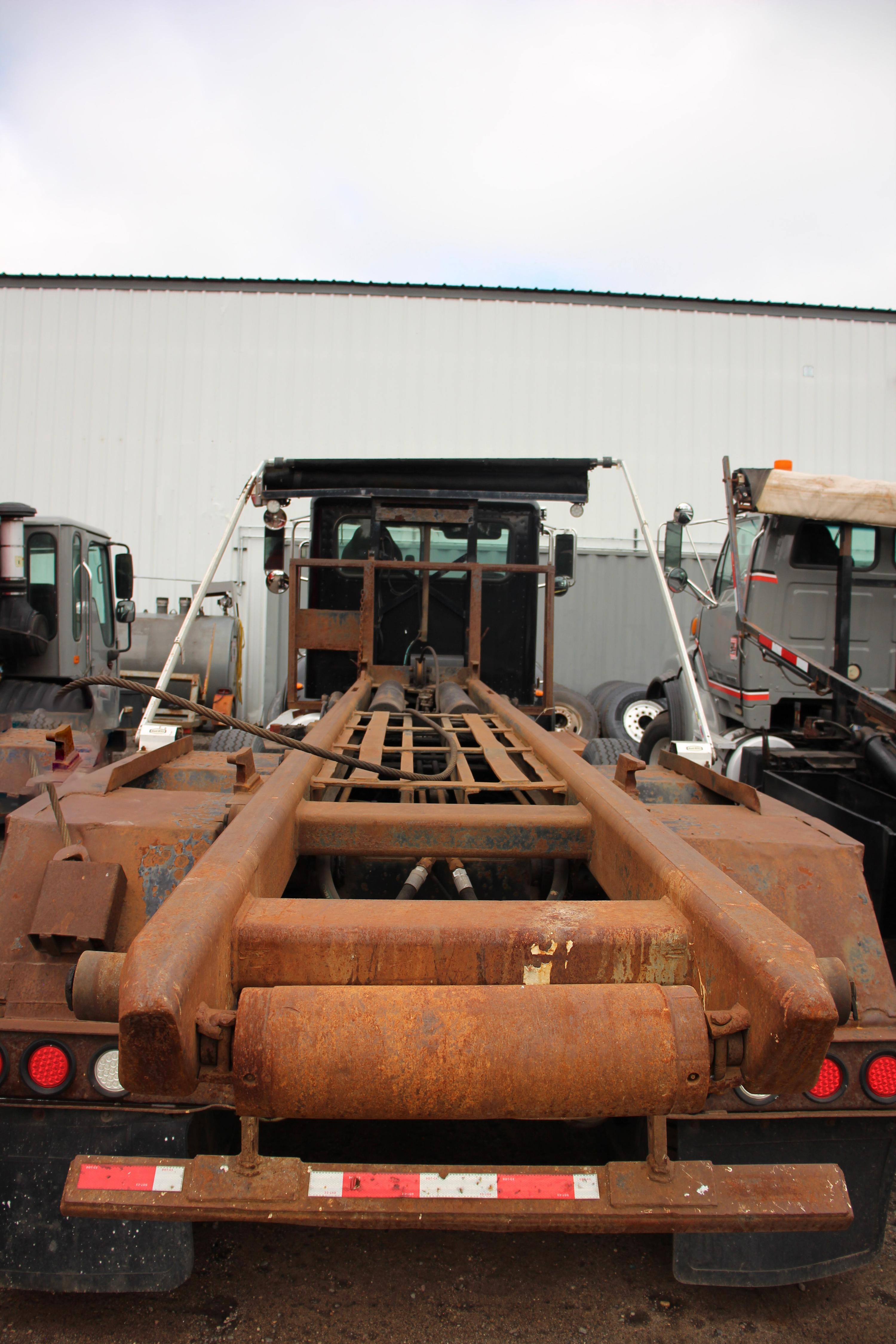 2006 Peterbilt Roll-Off - image 9