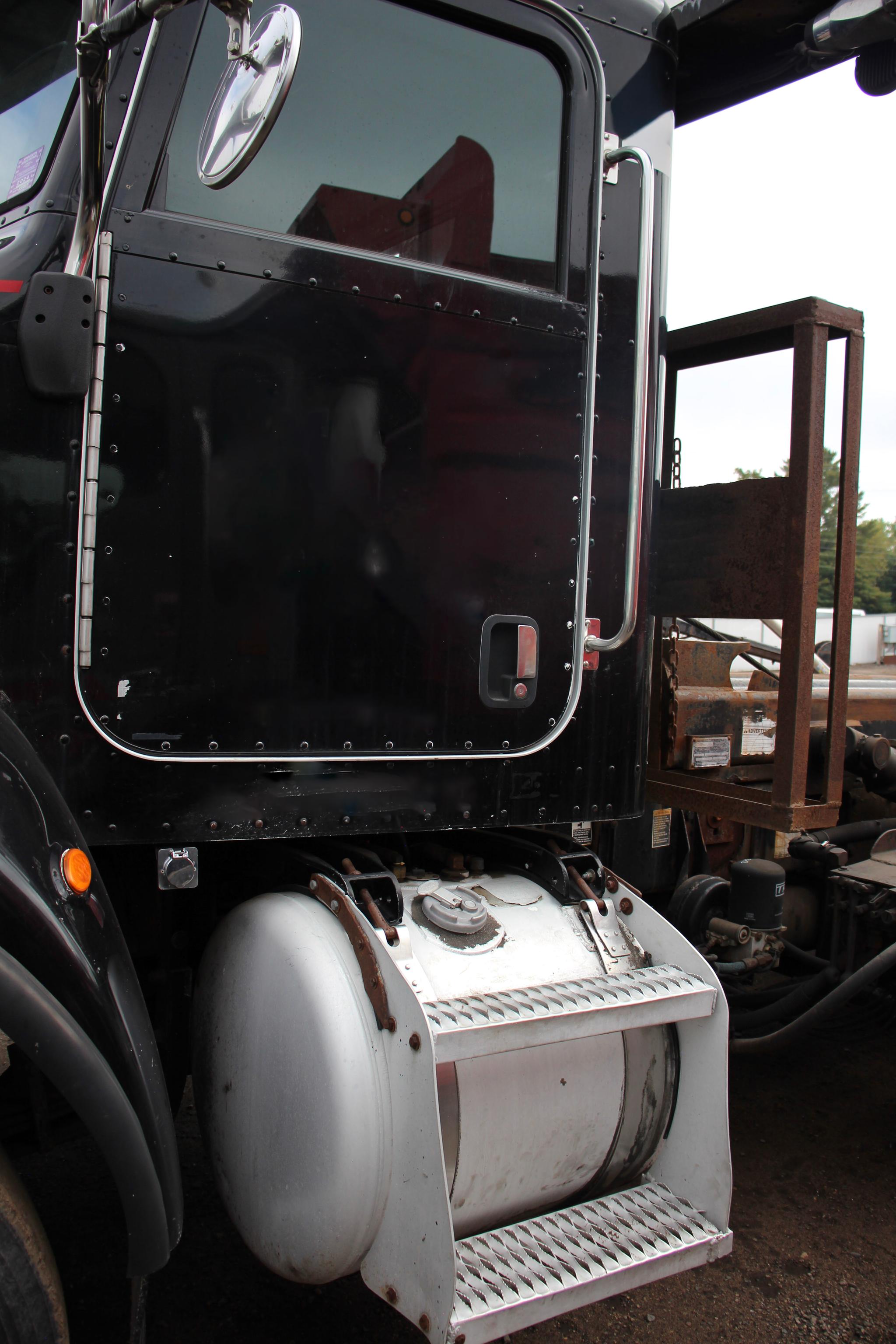 2006 Peterbilt Roll-Off - image 3