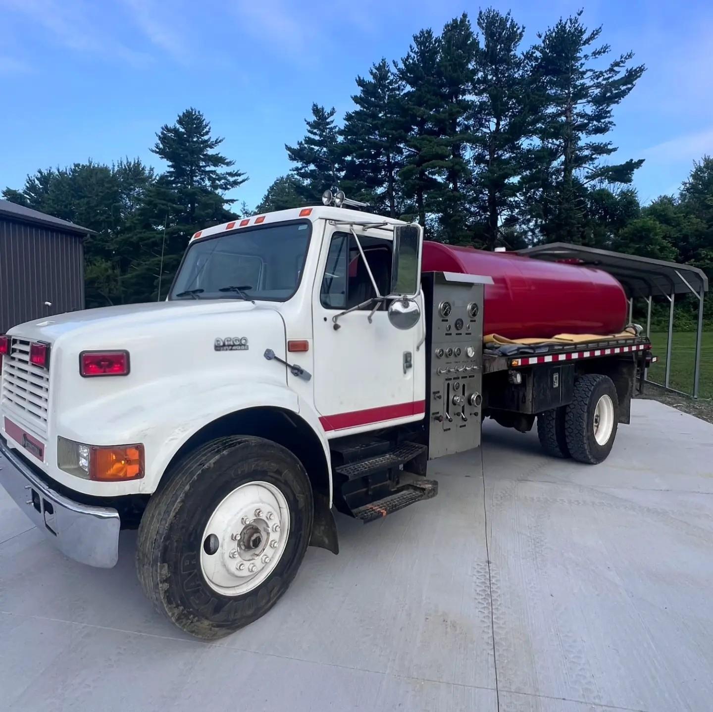 2000 International Tanker - image 1