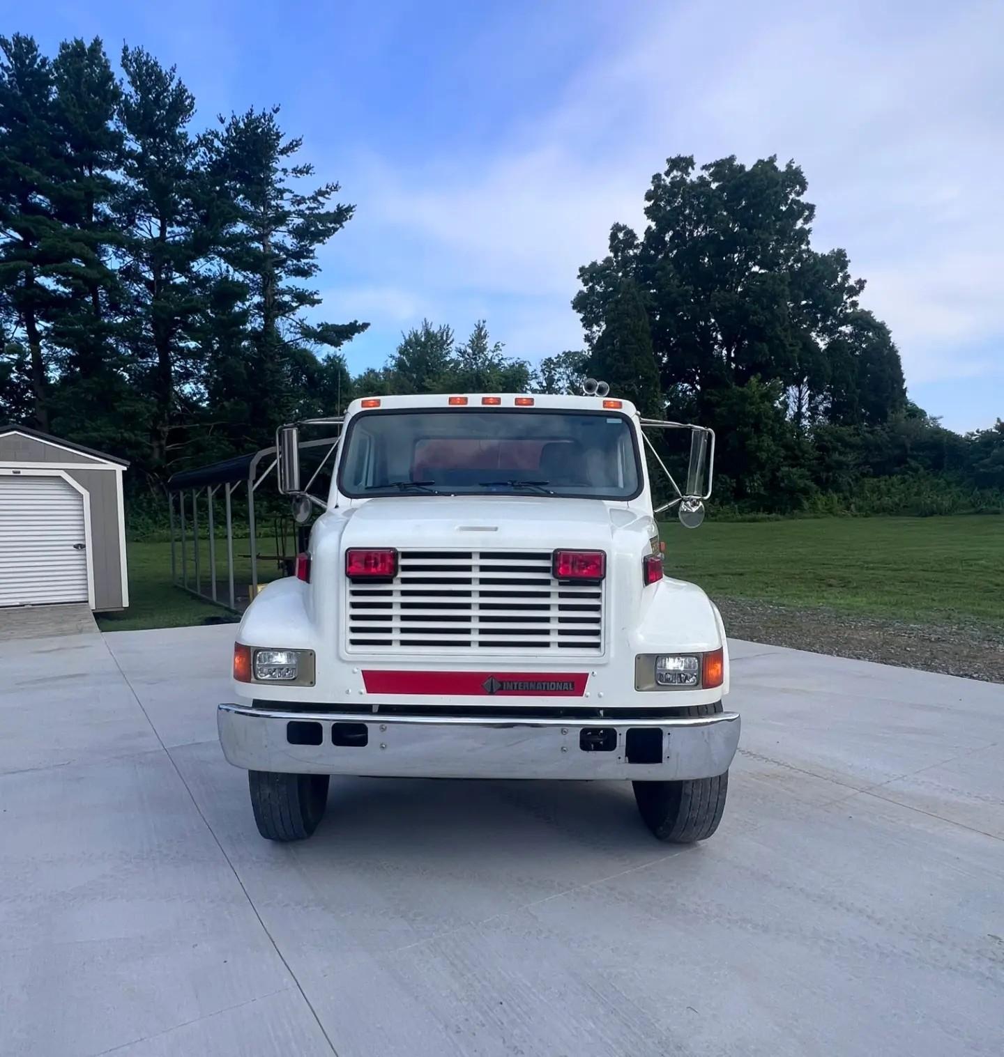 2000 International Tanker - image 3