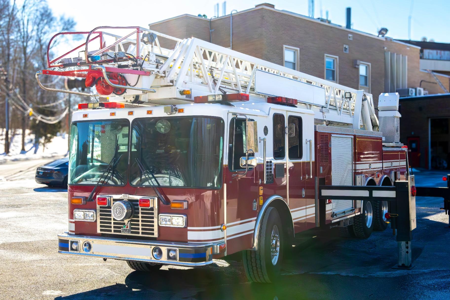 2001 Smeal HME 105' Aerial - image 1