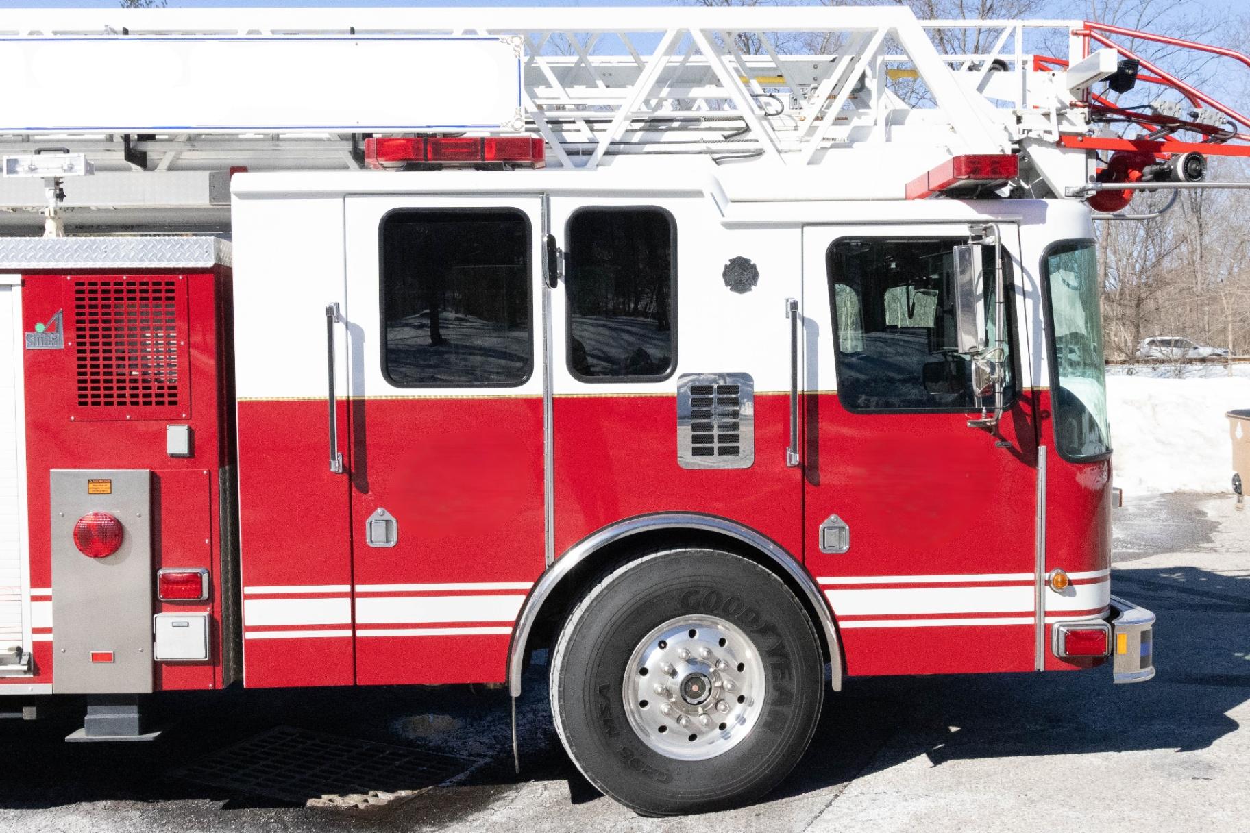 2001 Smeal HME 105' Aerial - image 2