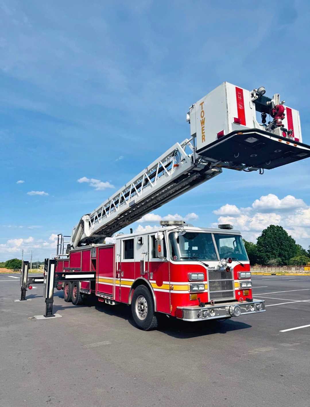 It’s a 2002 Pierce AERIEL 100 Ft Ladder Rat 9