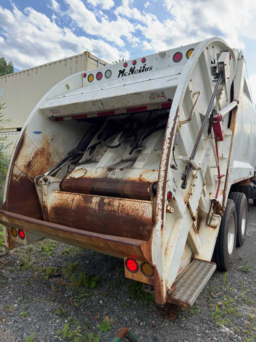 2008 Mack McNeilus Rear Loader — photo 3