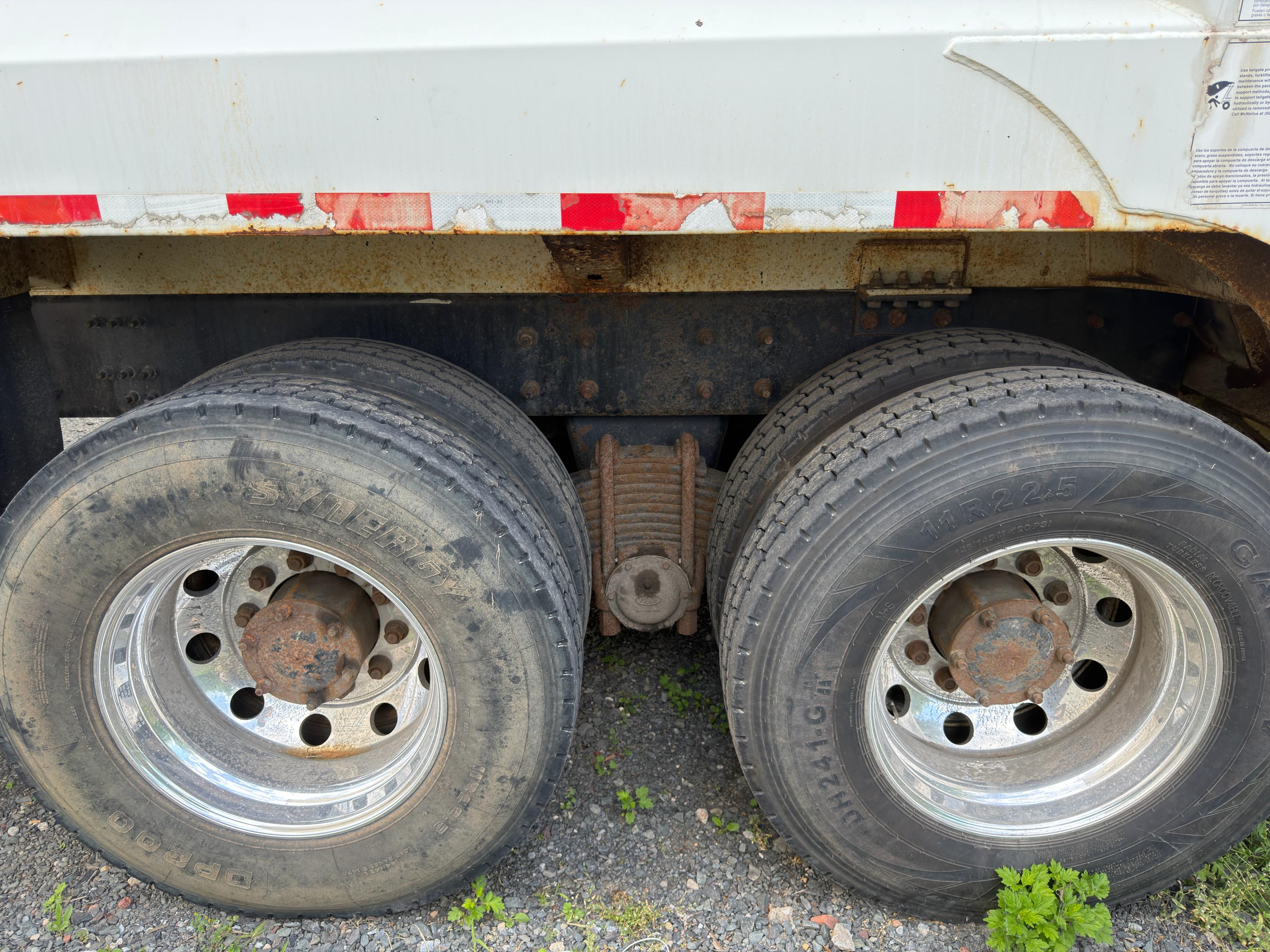 2008 Mack McNeilus Rear Loader - image 8