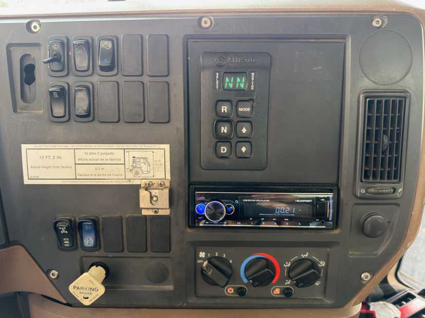 2008 Mack McNeilus Rear Loader — photo 4