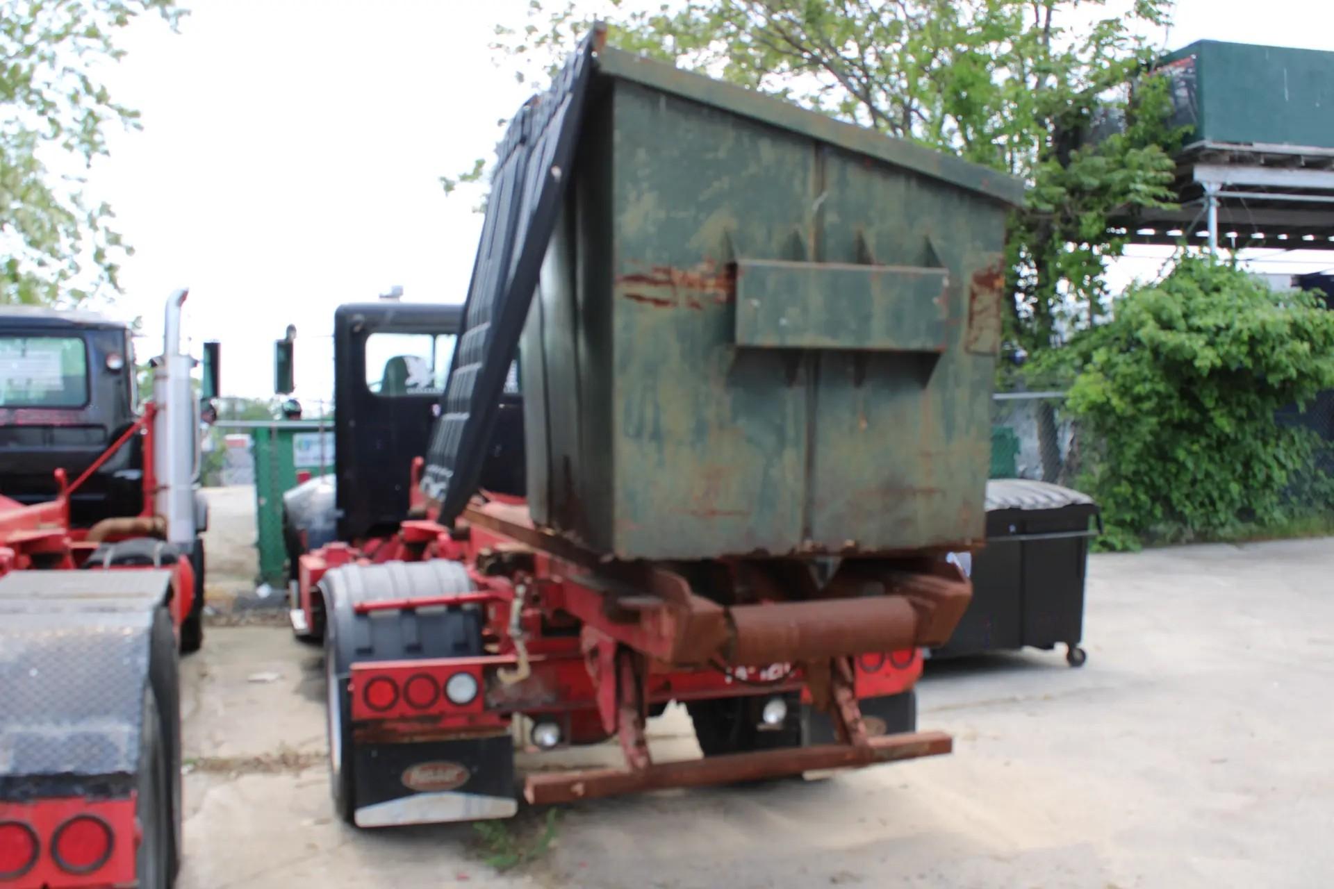2005 Peterbilt American Roll-Off - image 2