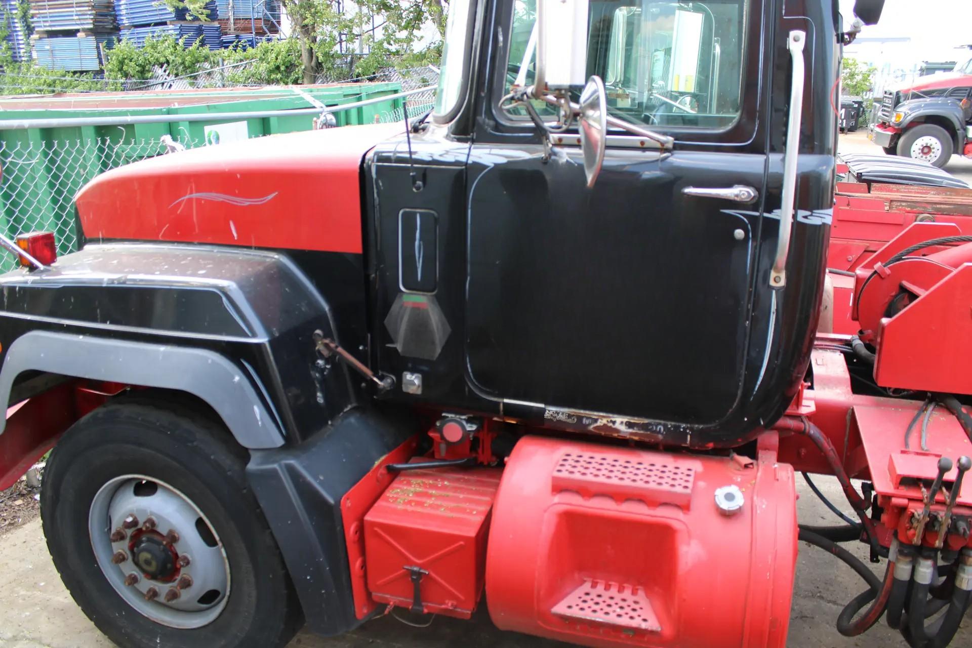 2001 Mack American Roll-Off - image 2