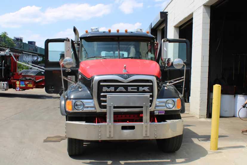 2005 Mack American Roll-Off — photo 2