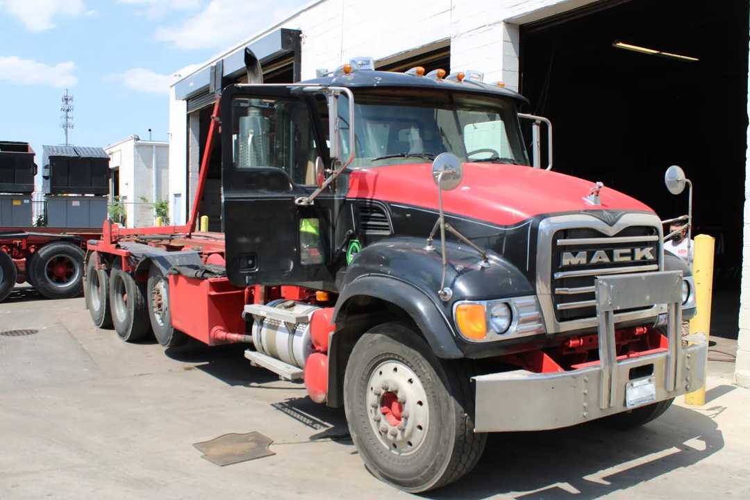 2005 Mack Granite CV713