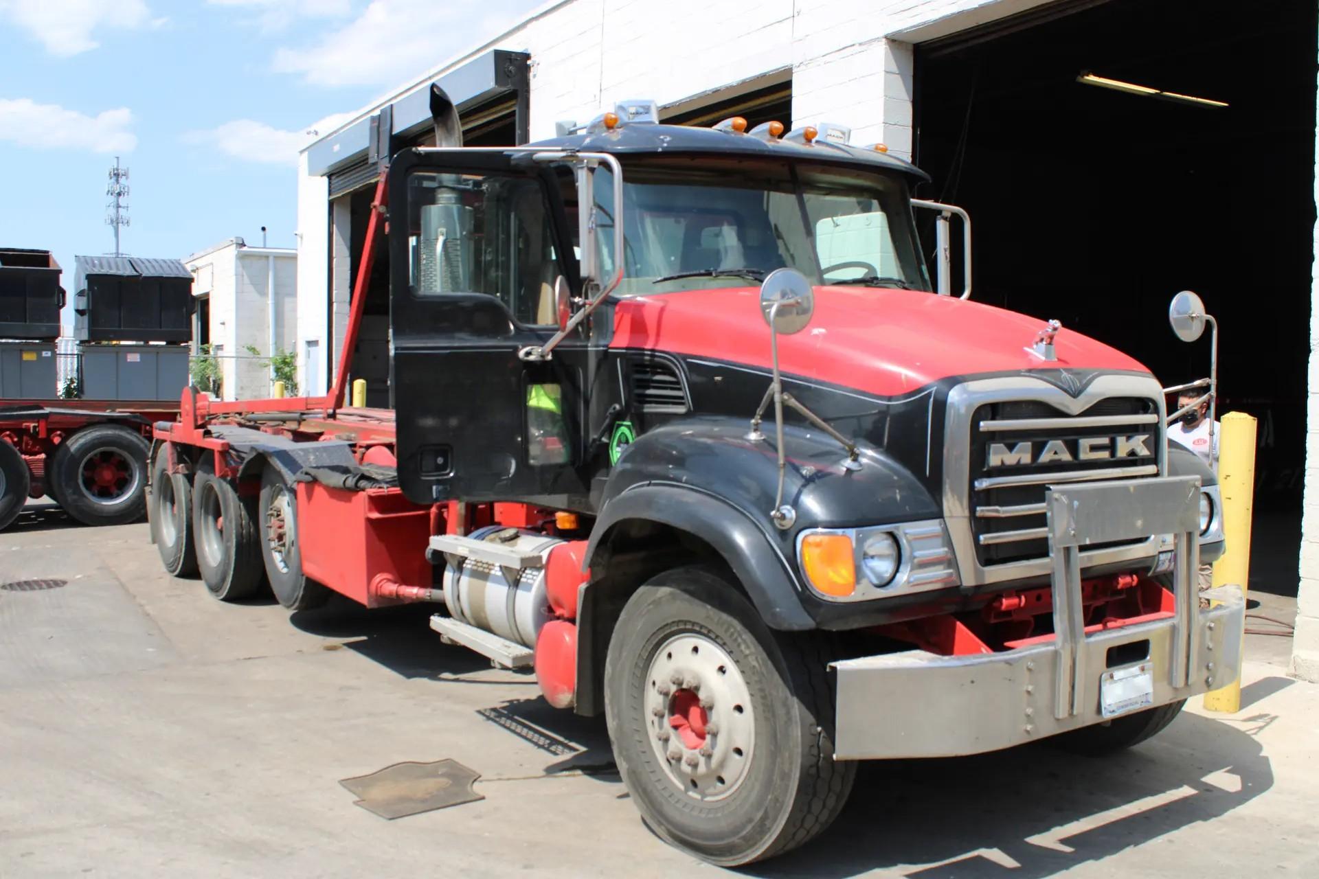 2005 Mack American Roll-Off - image 1