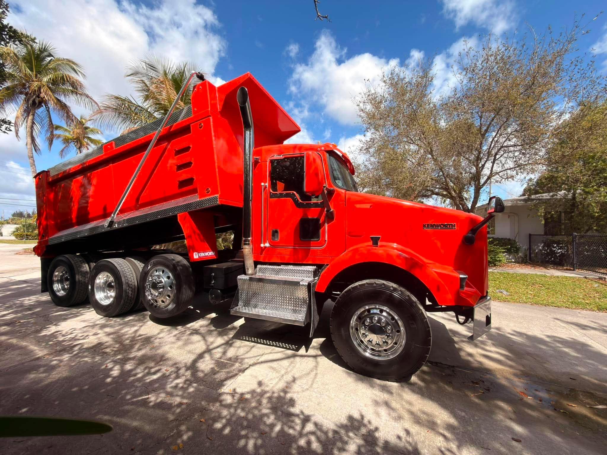 2015 Kenworth T880 Dump Truck - image 1