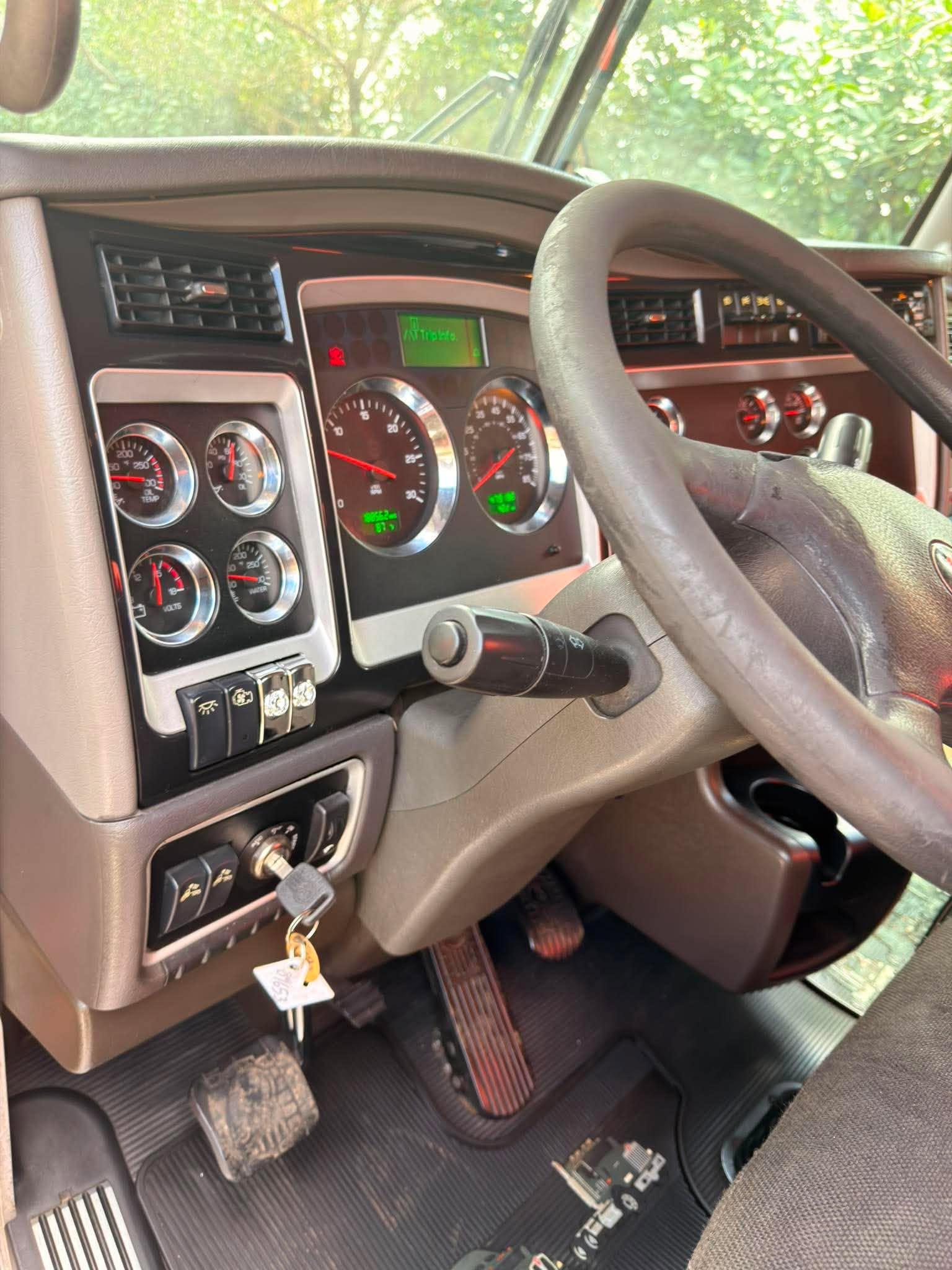 2015 Kenworth T880 Dump Truck - image 6