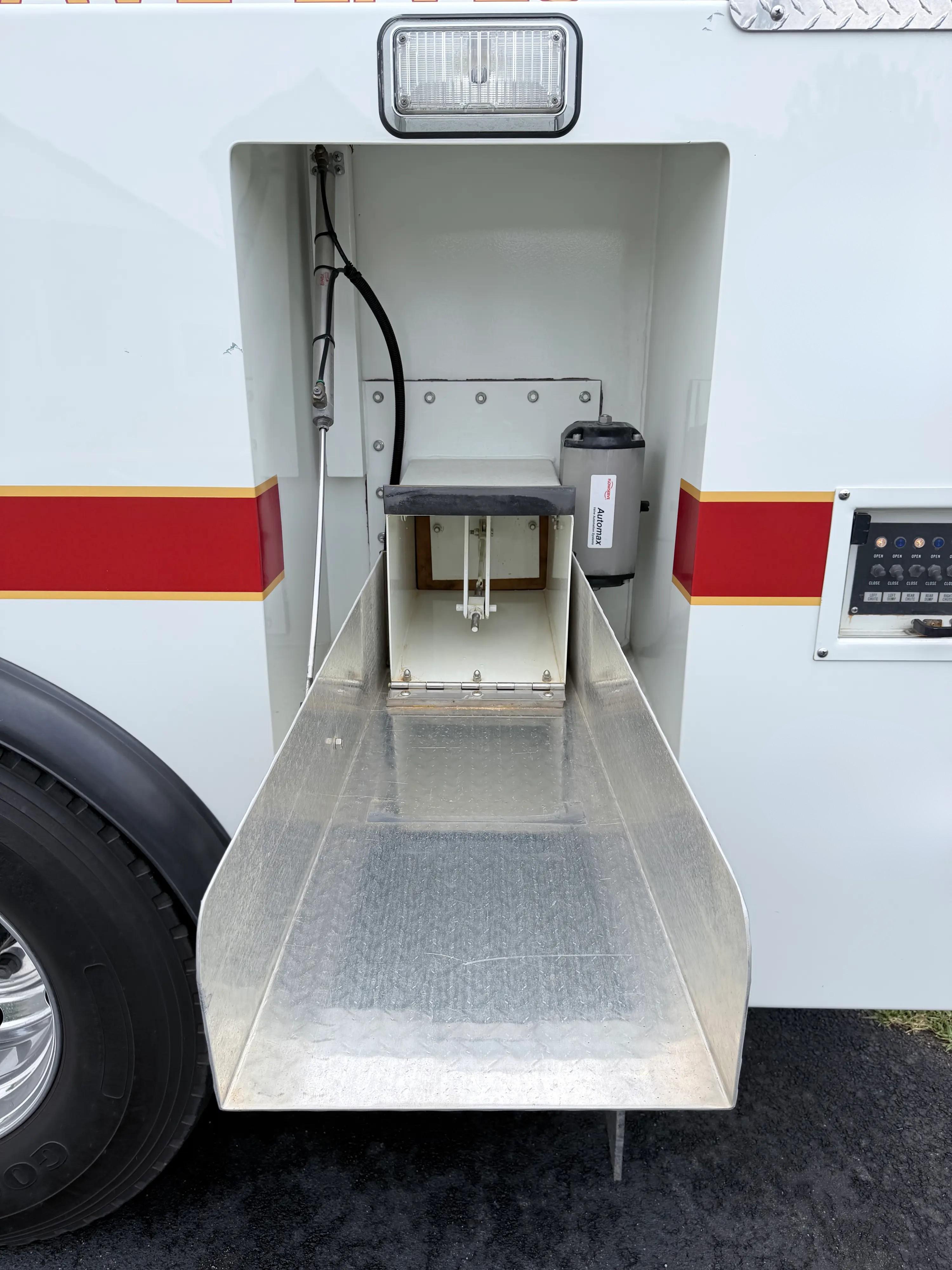 2003 International DT530 Tanker - image 10