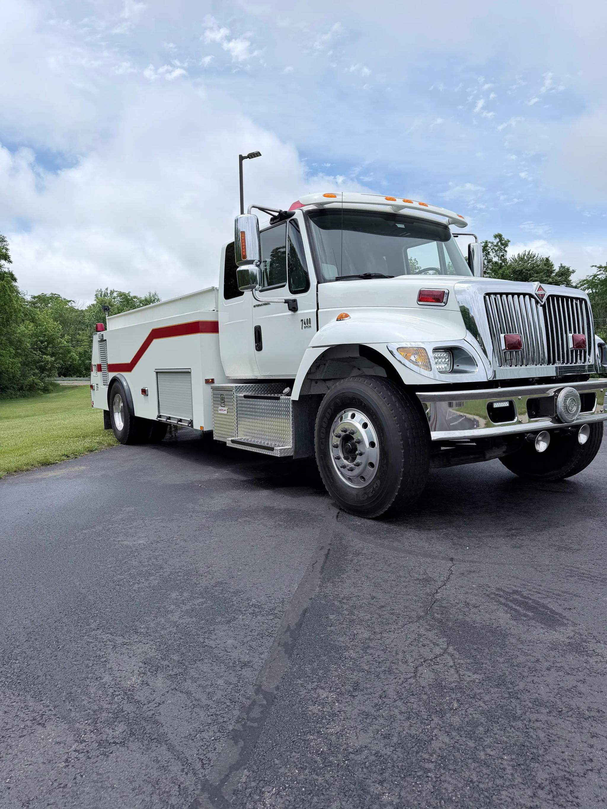 2003 International DT530 Tanker - image 2