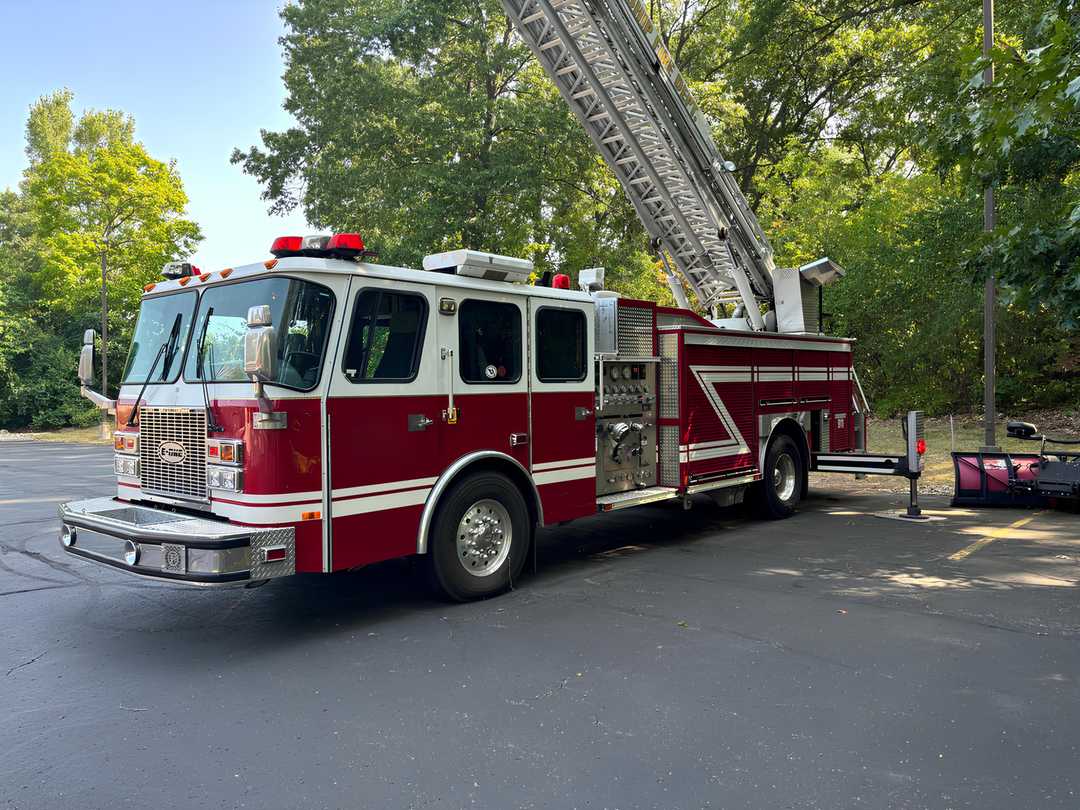2001 E-One 75’ Quint