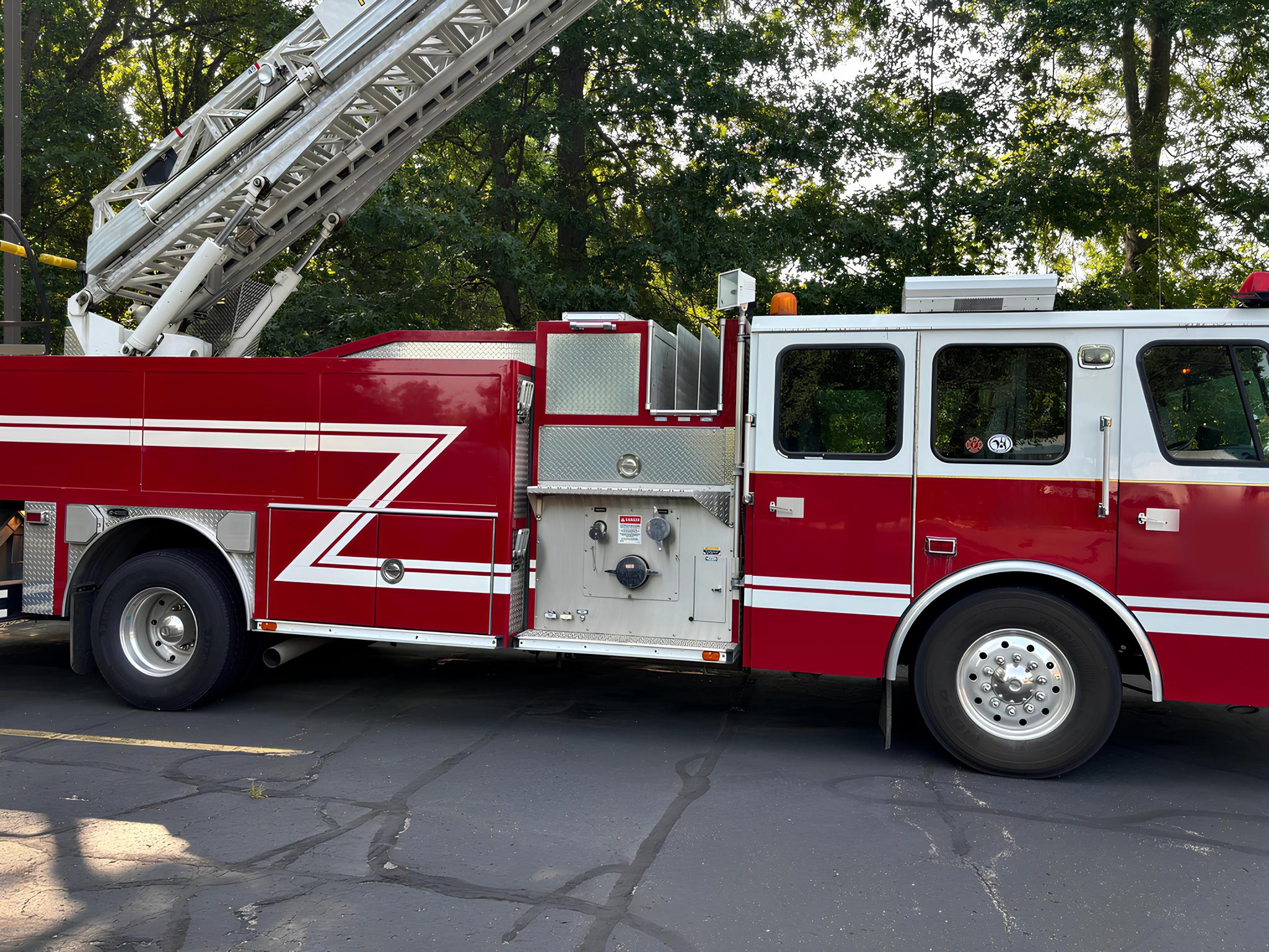 2001 E-One 75’ Quint - image 2