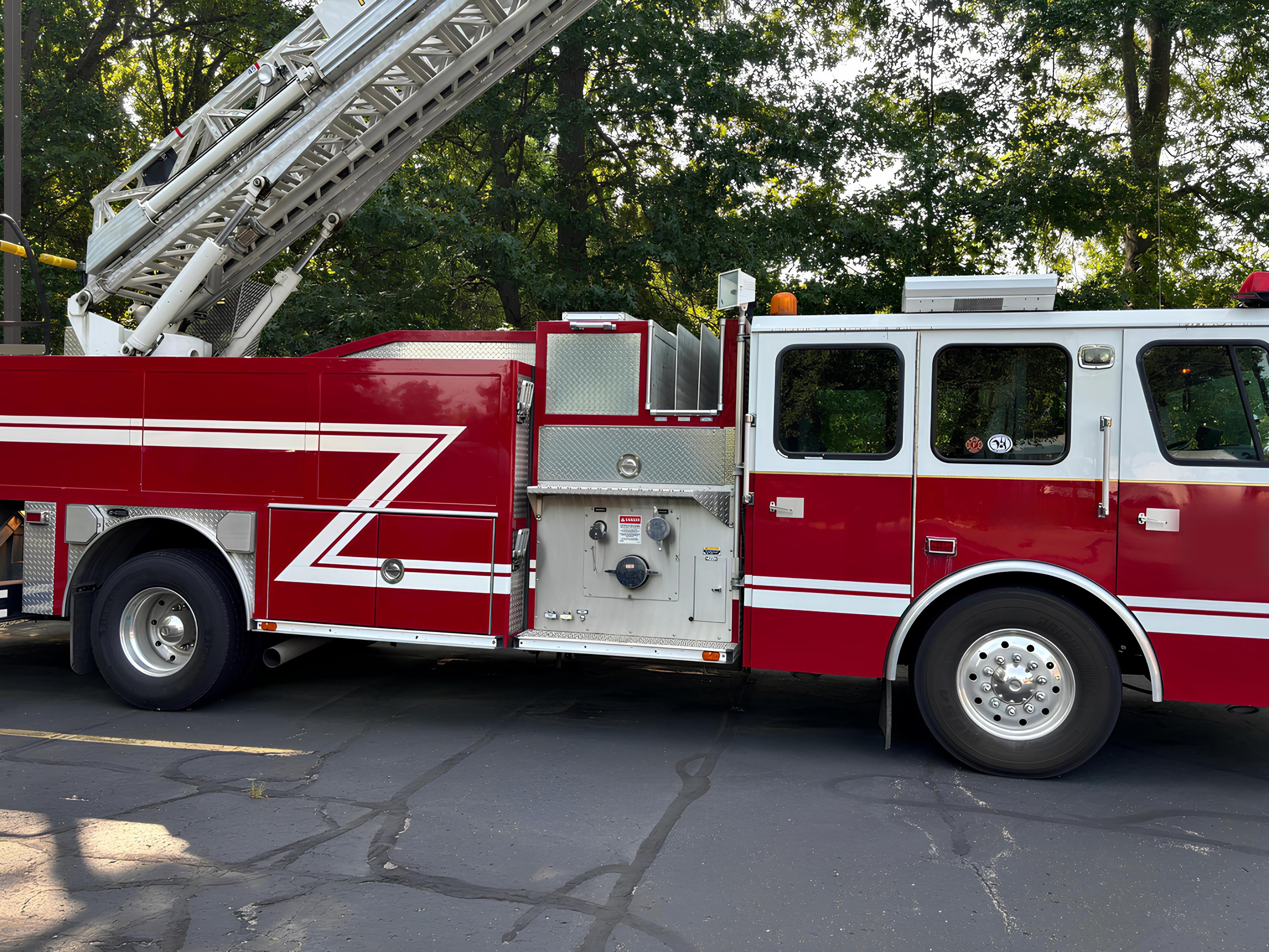 2001 E-One 75’ Quint - image 2