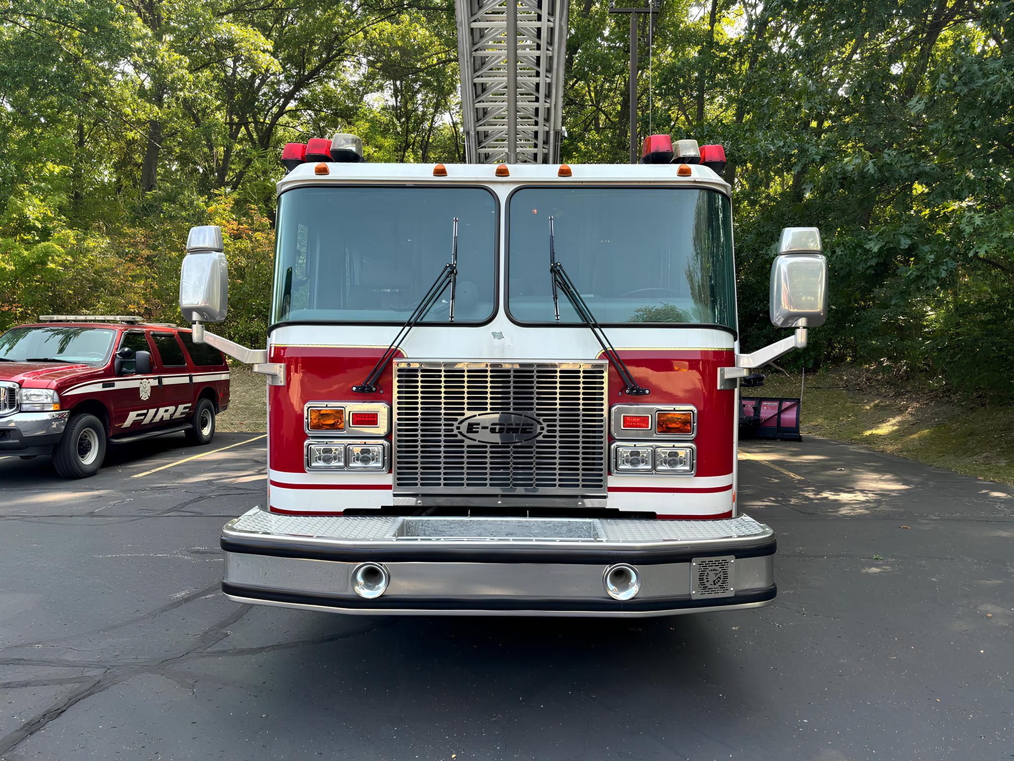 2001 E-One 75’ Quint - image 3
