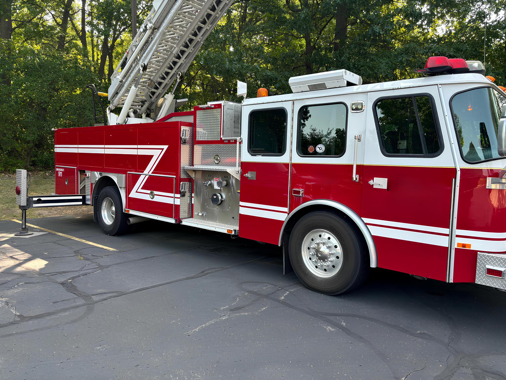 2001 E-One 75’ Quint - image 4