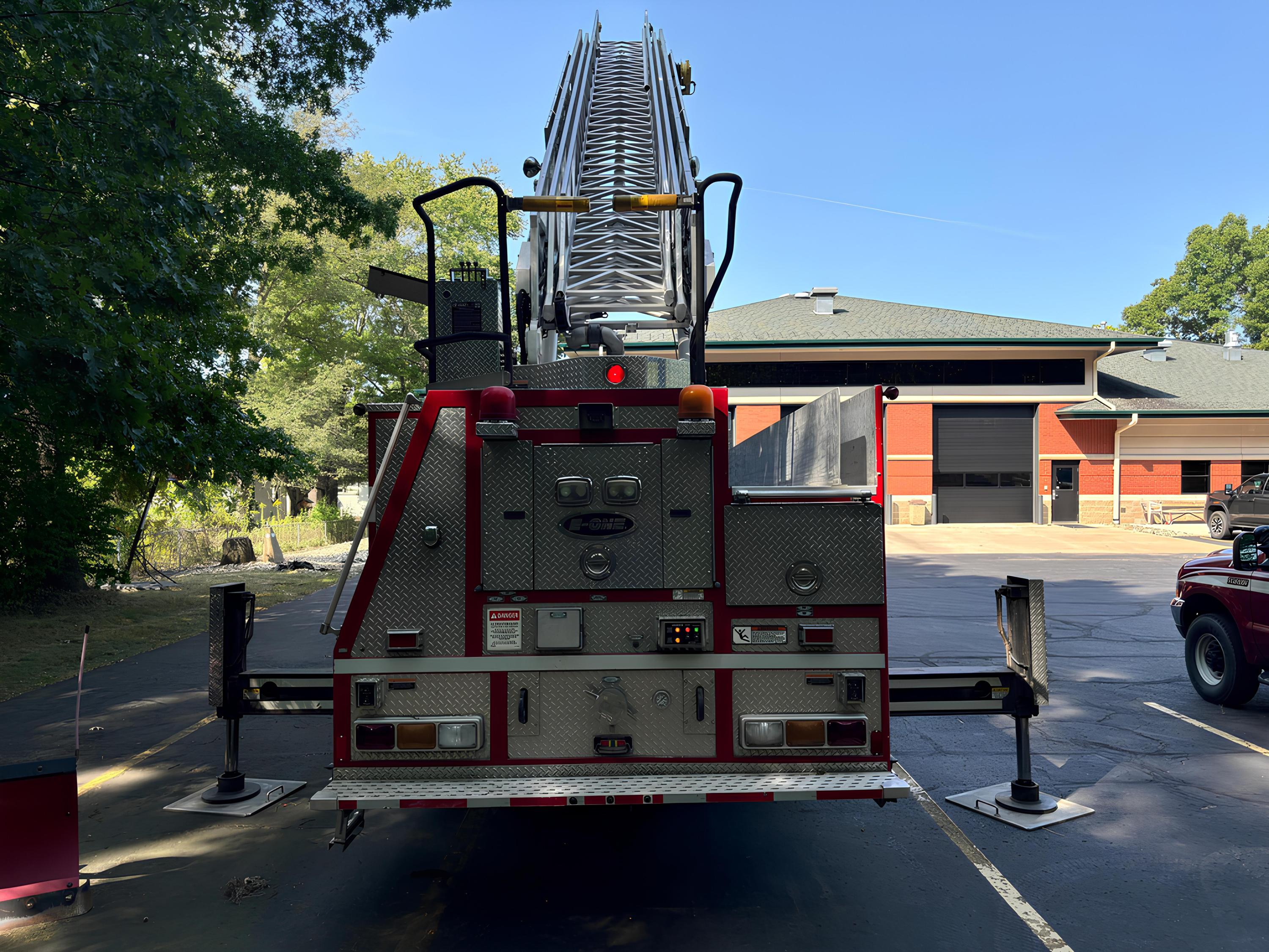 2001 E-One 75’ Quint - image 5