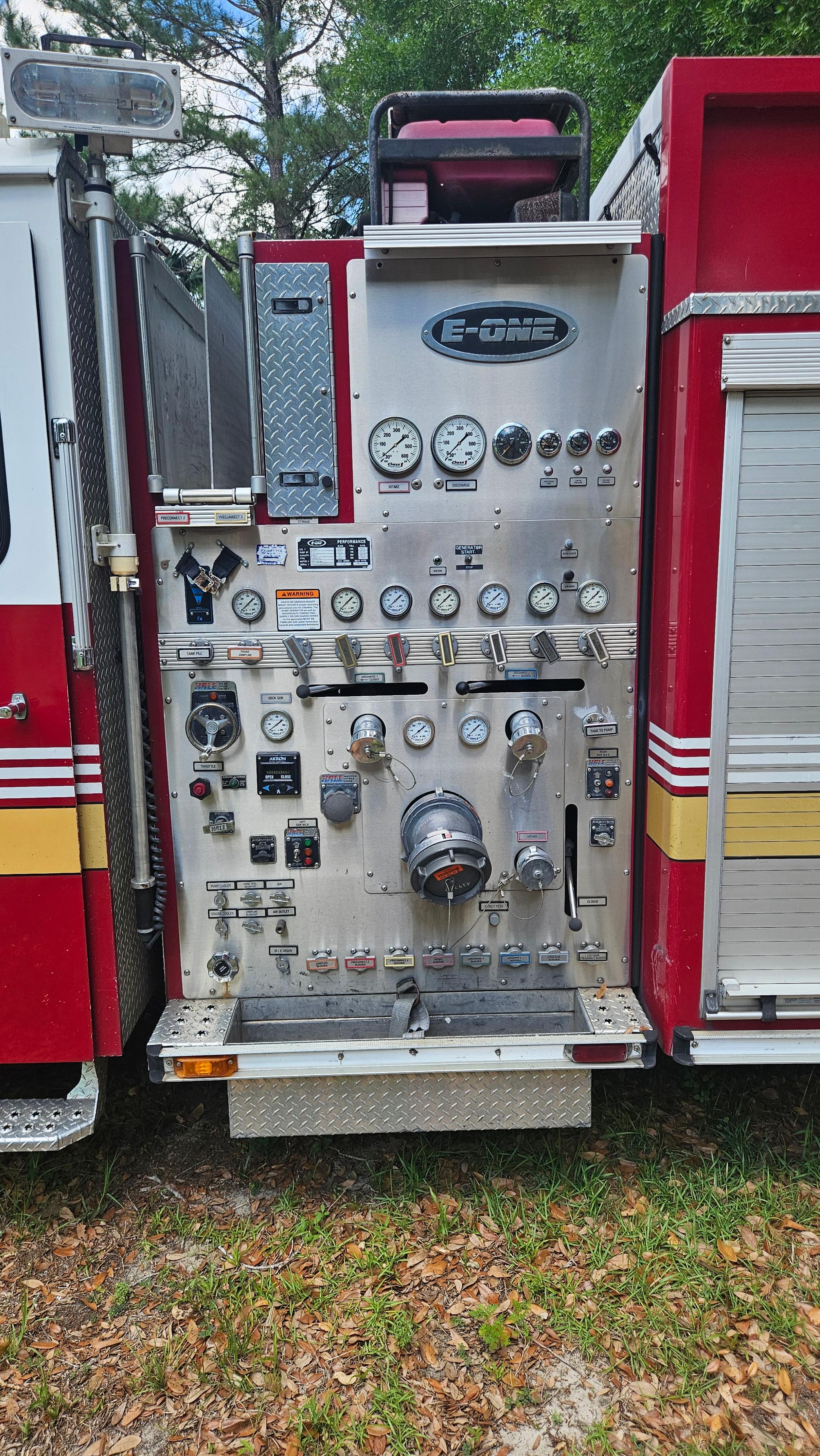 2005 E-One Pumper - image 2