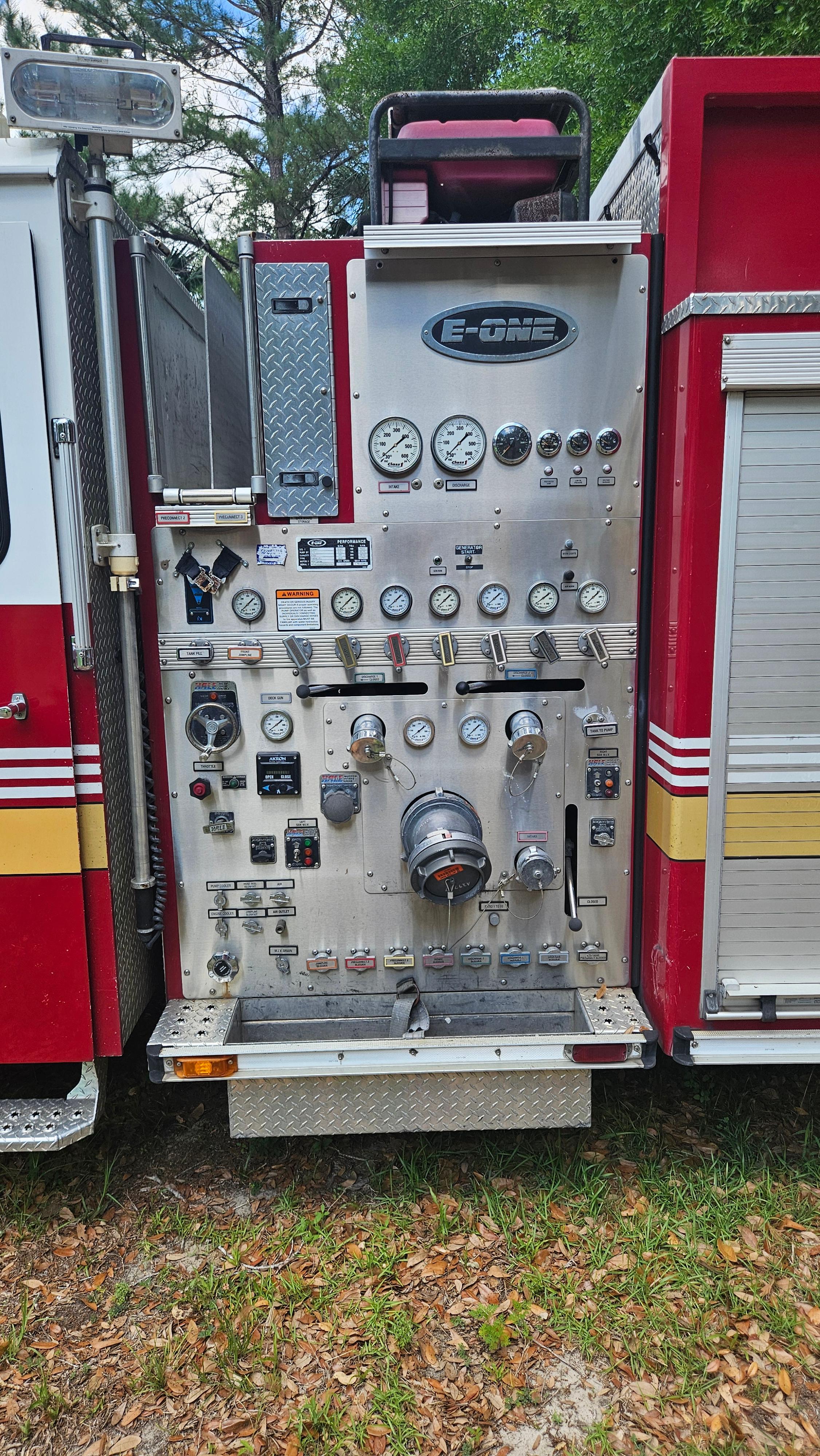 2005 E-One Pumper - image 2