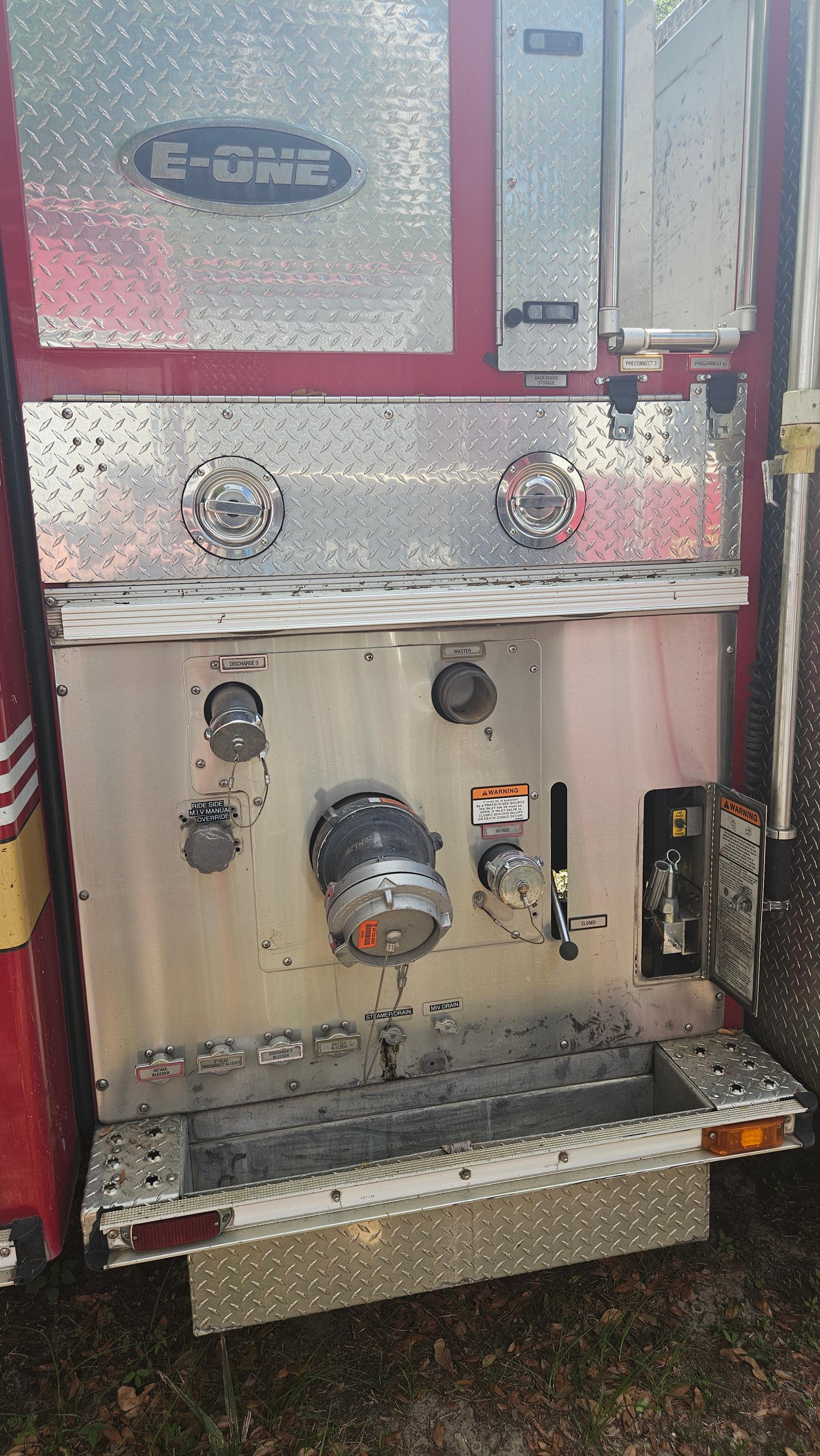 2005 E-One Pumper - image 4