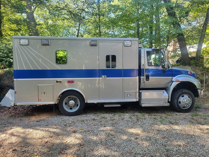 2011 LifeLine International Type III Ambulance - image 4
