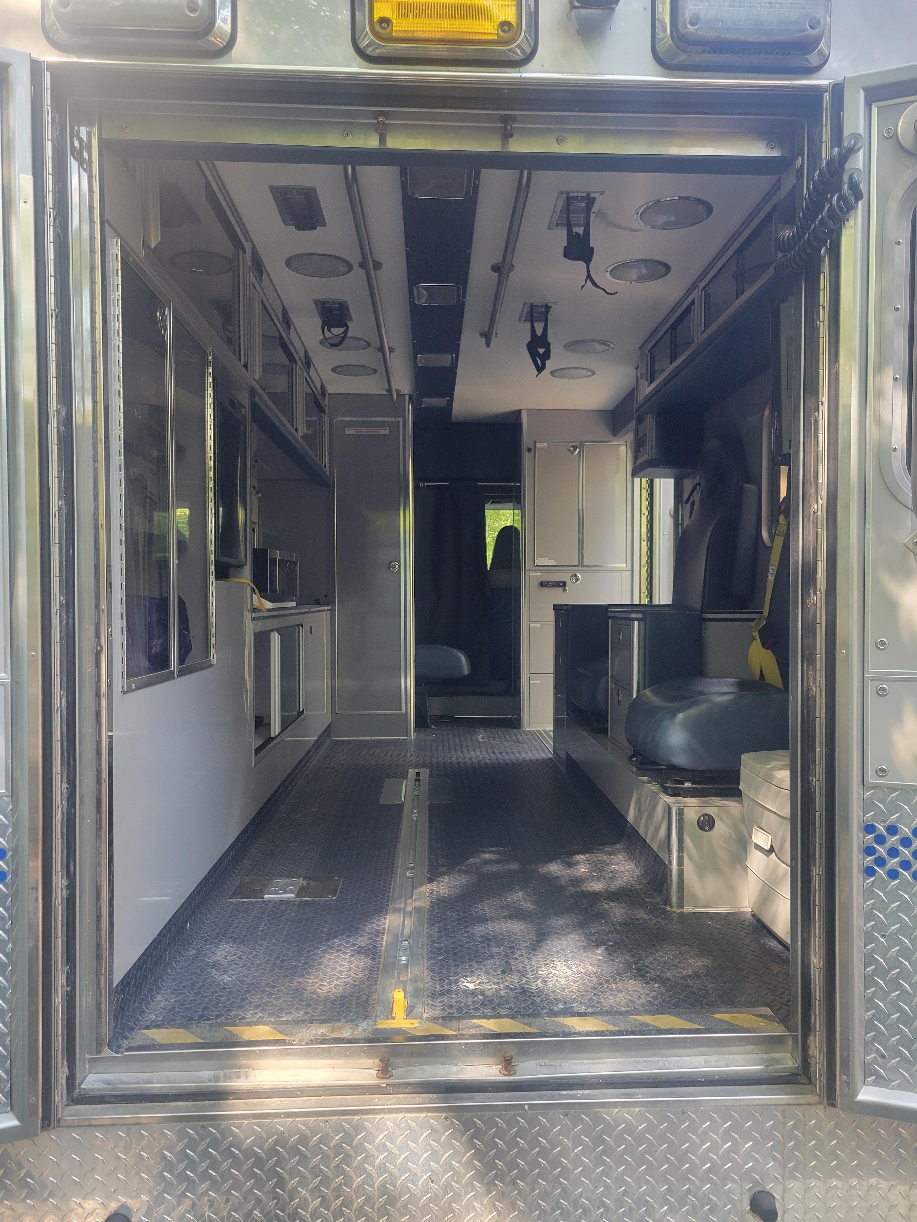 2011 LifeLine International Type III Ambulance - image 6