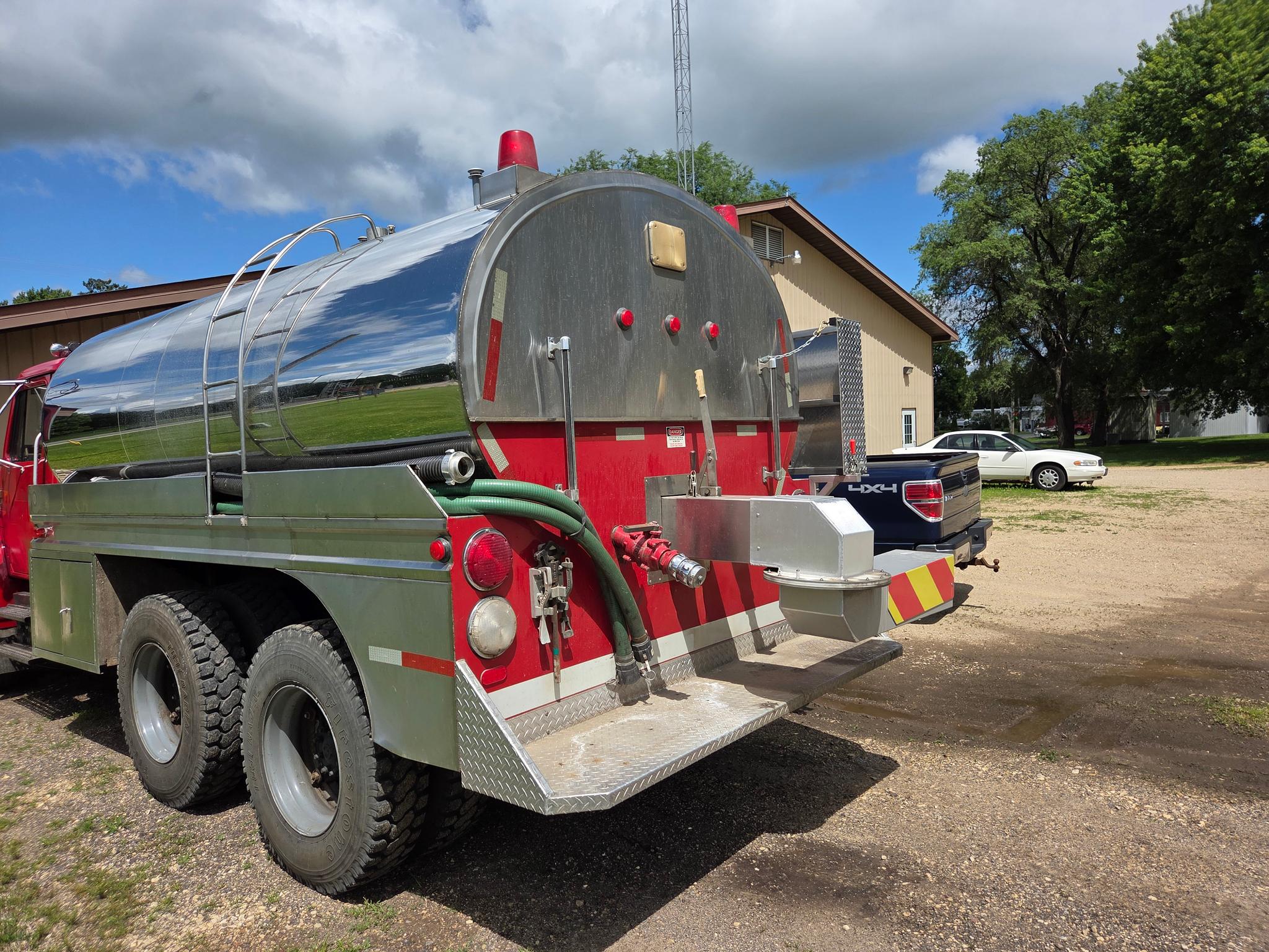 1992 International Pumper Tanker - image 3