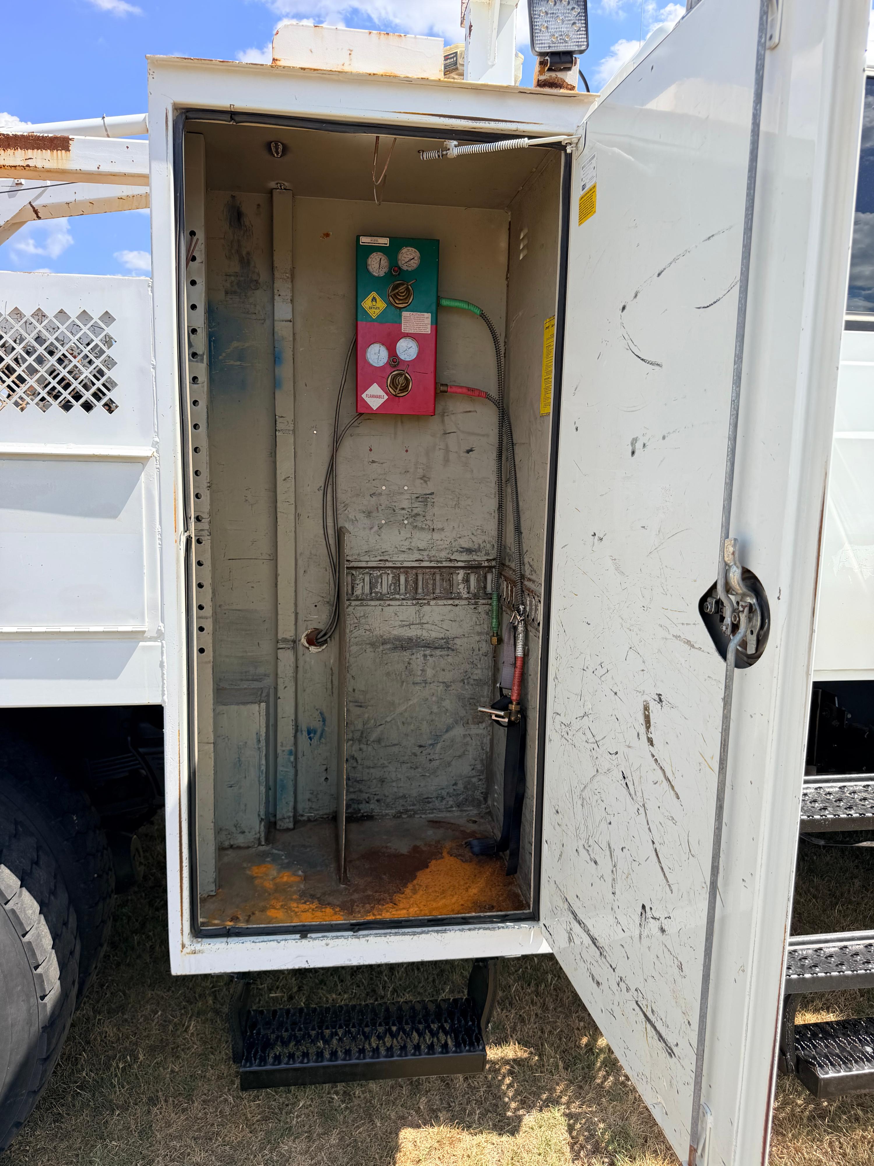 2010 International WorkStar 7400 Crew Cab Hi-Rail - image 12