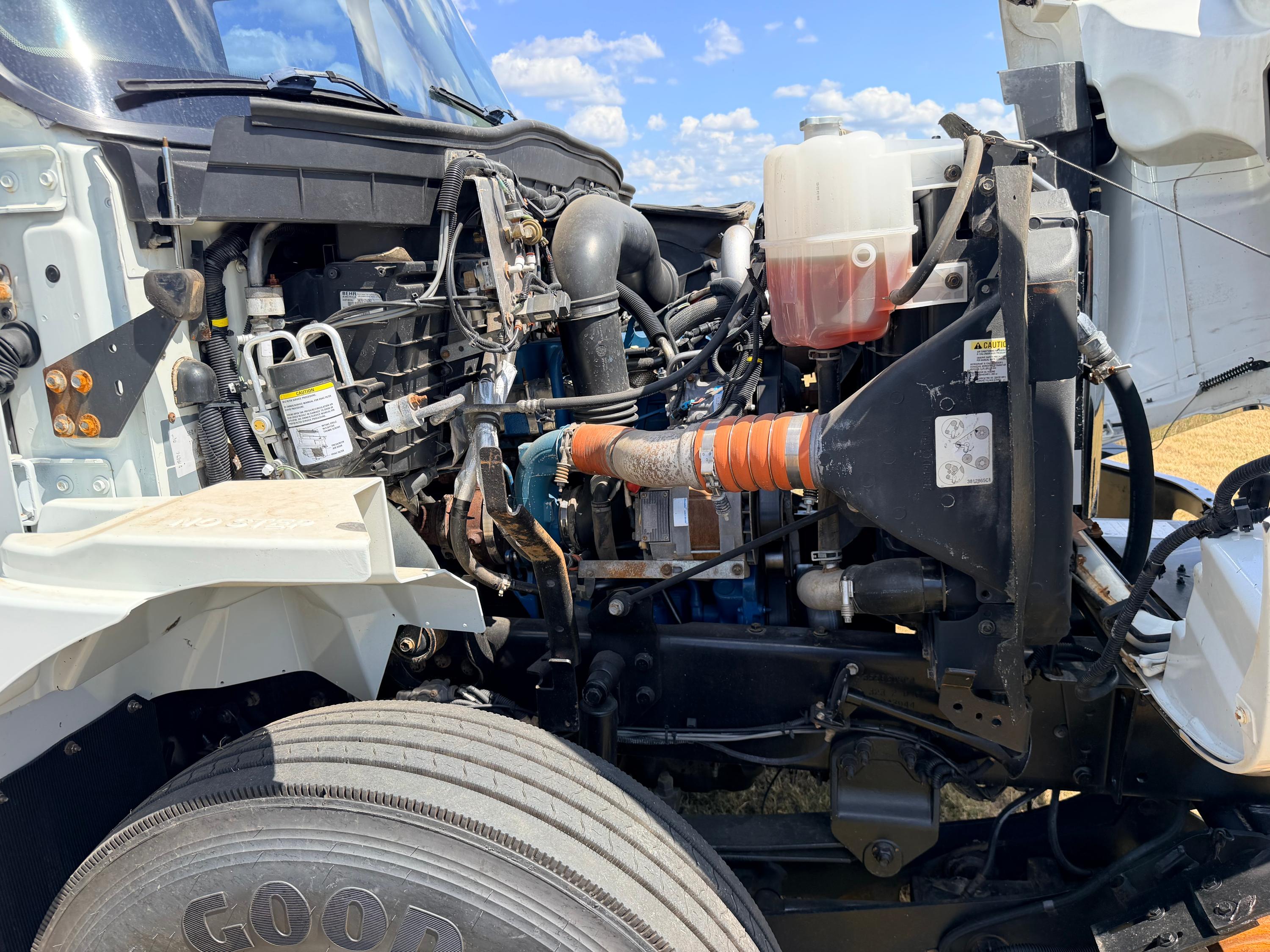2010 International WorkStar 7400 Crew Cab Hi-Rail - image 13