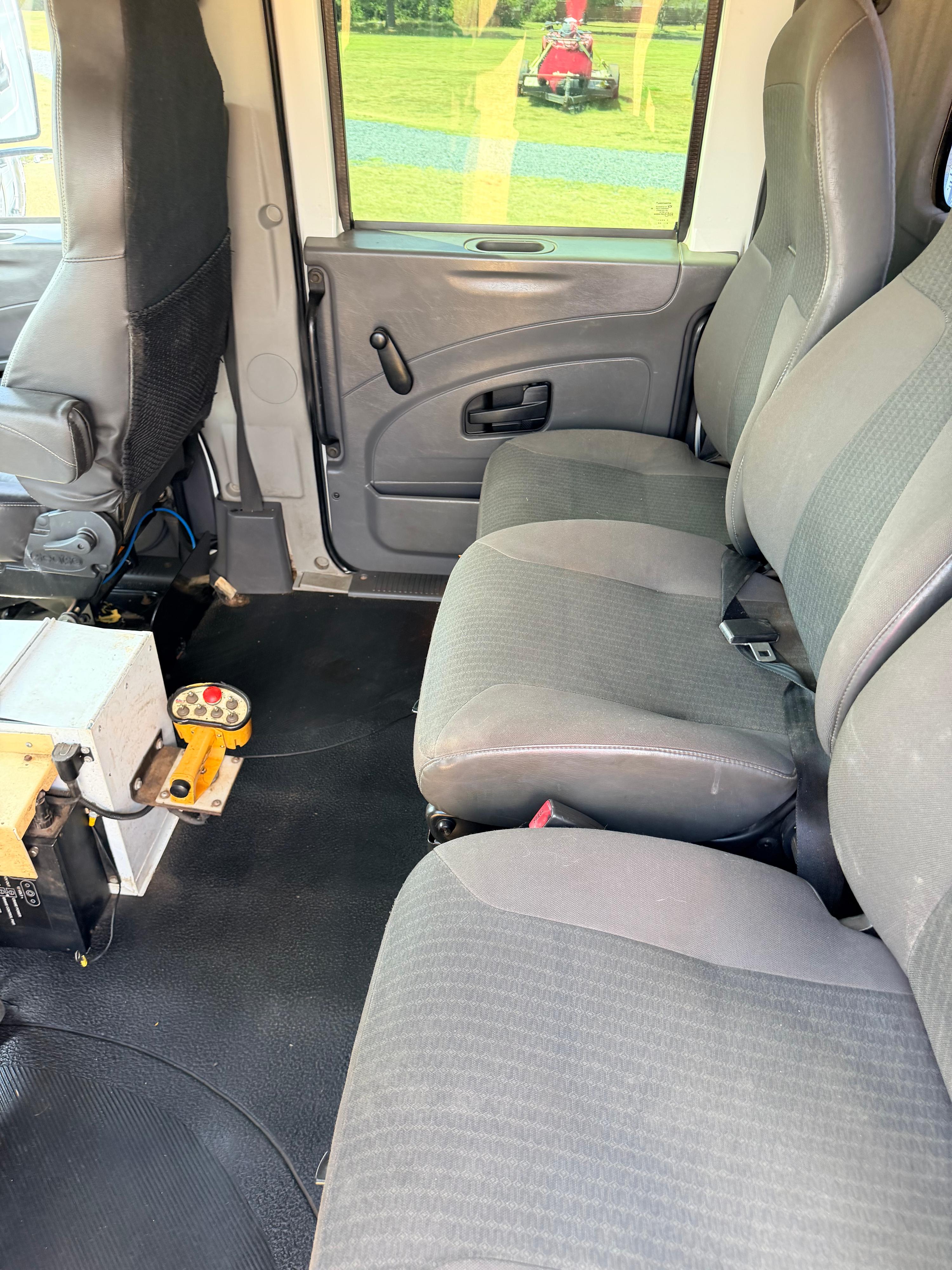 2010 International WorkStar 7400 Crew Cab Hi-Rail - image 9