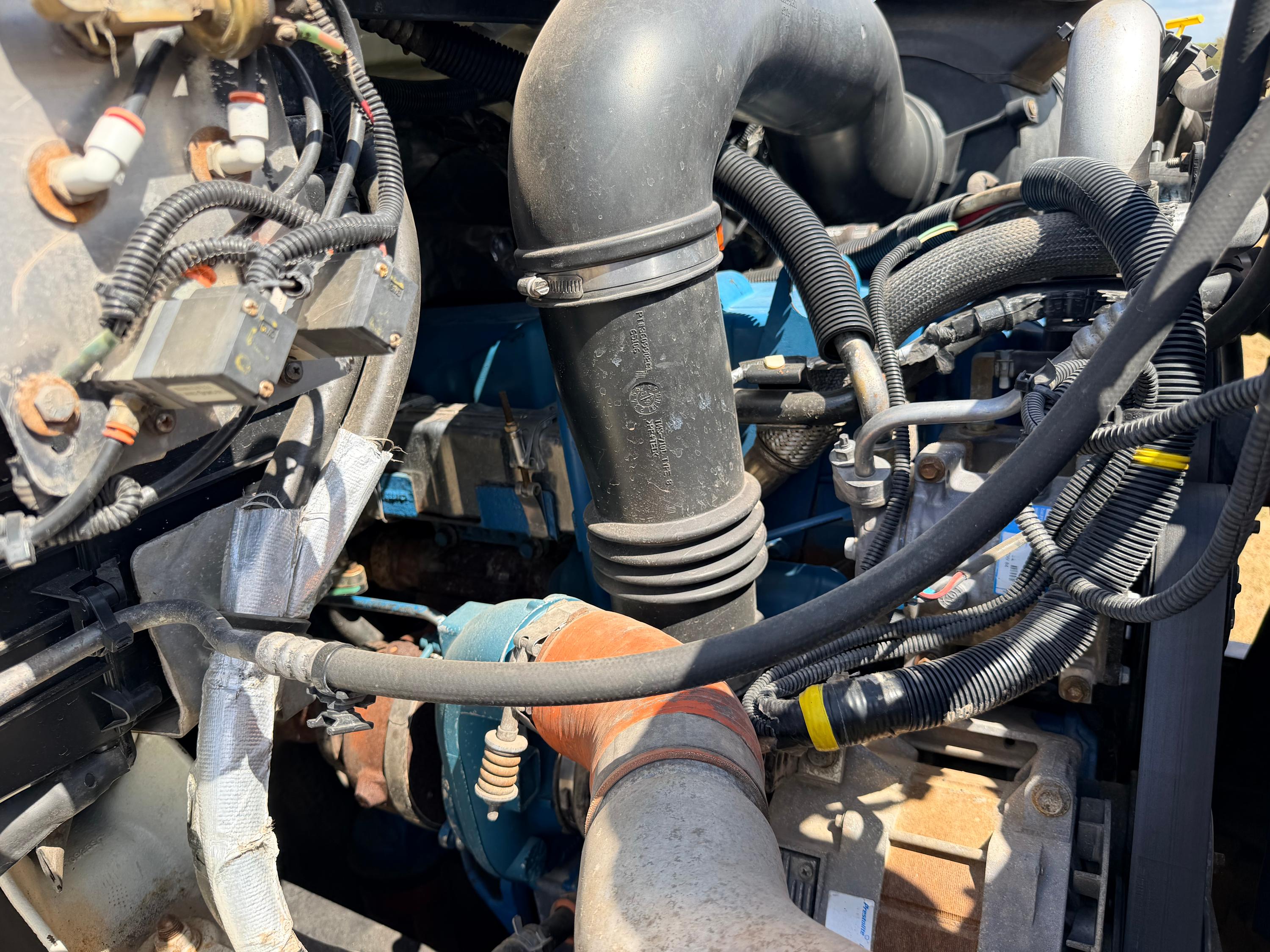 2010 International WorkStar 7400 Crew Cab Hi-Rail - image 14