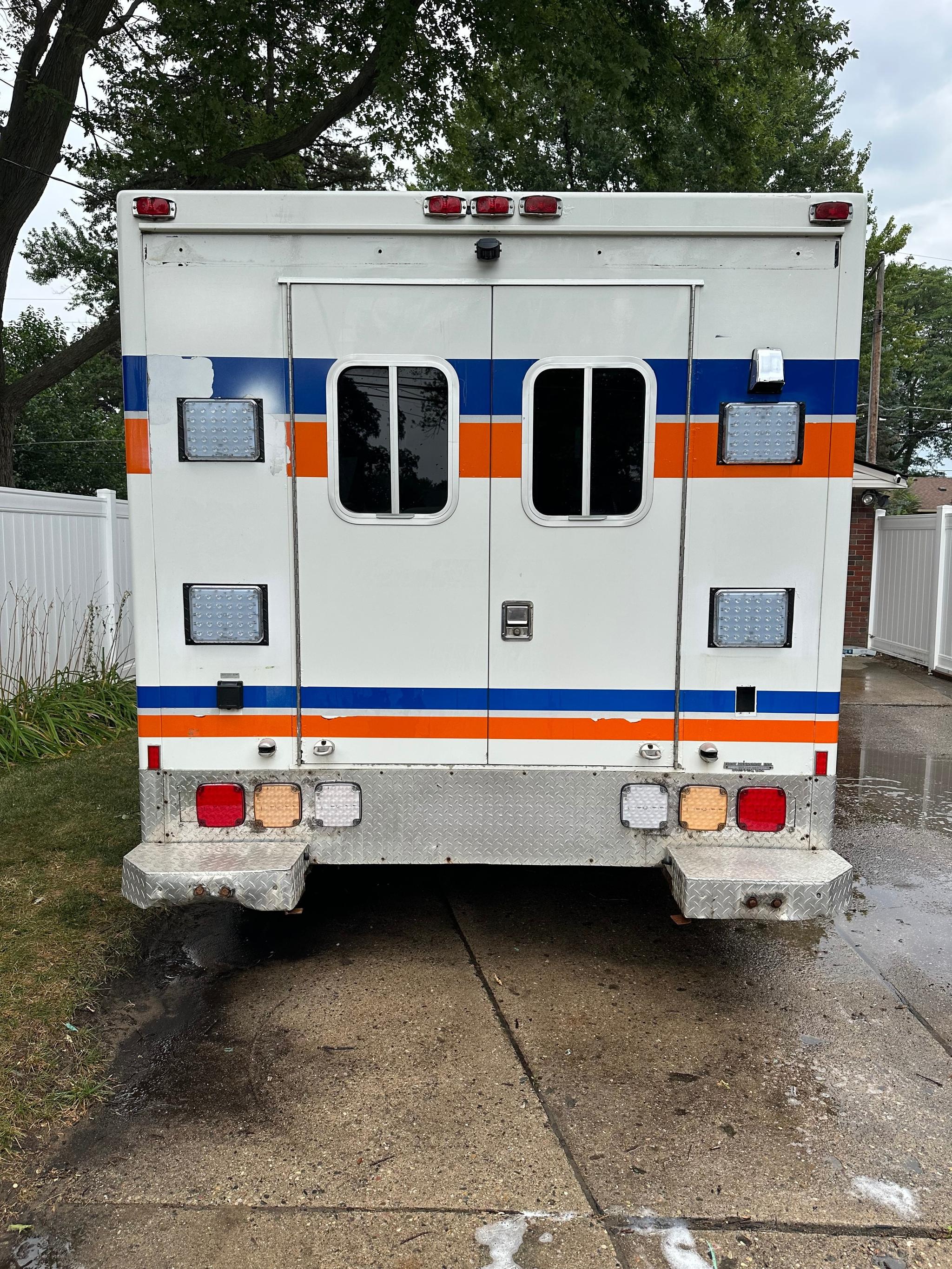 1995 Burton International Type I Ambulance - image 4