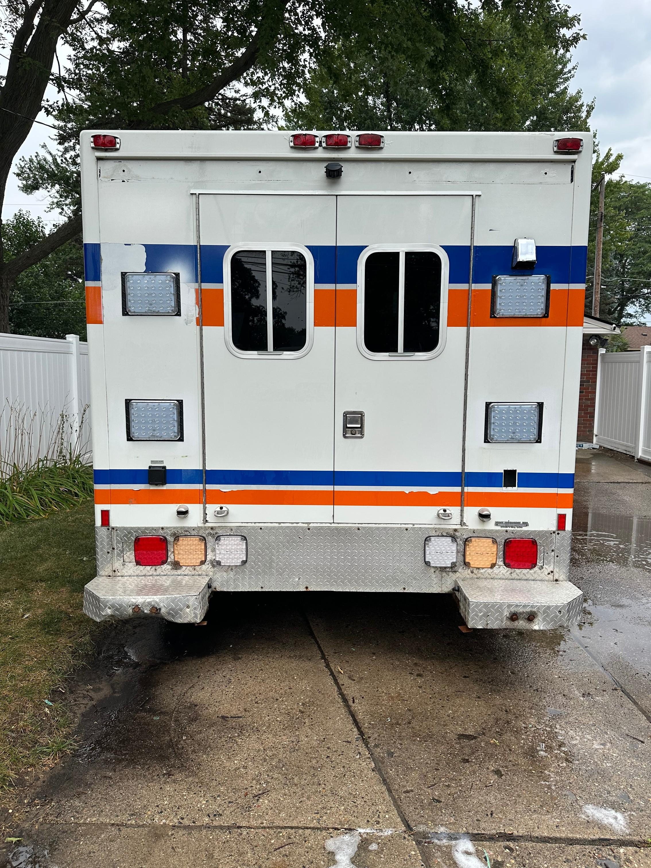 1995 Burton International Type I Ambulance - image 4