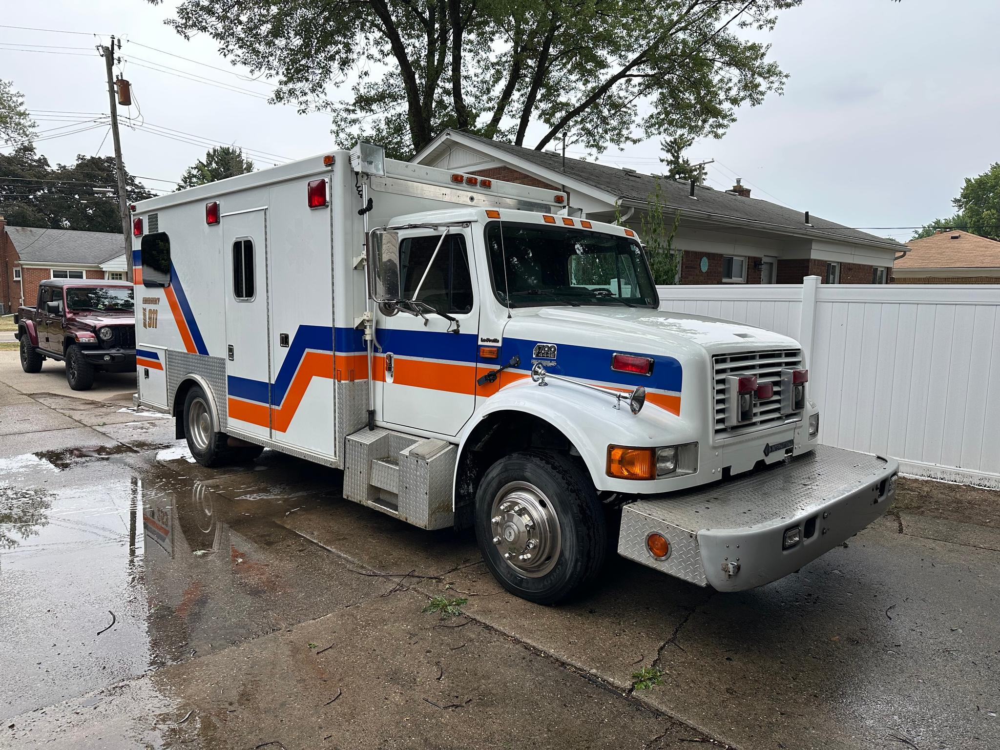 1995 Burton International Type I Ambulance - image 1