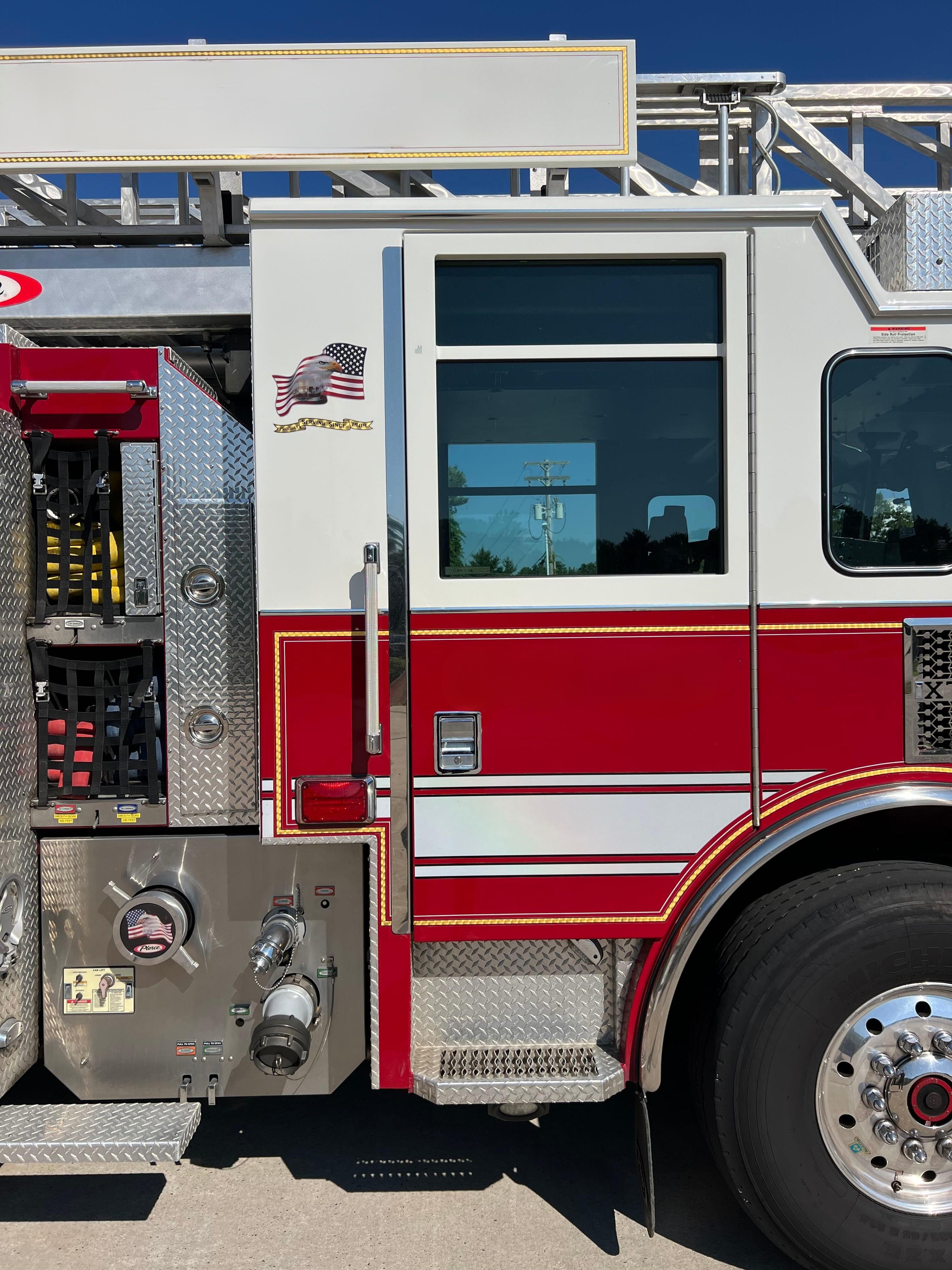 2009 Pierce 75' Aerial - image 5