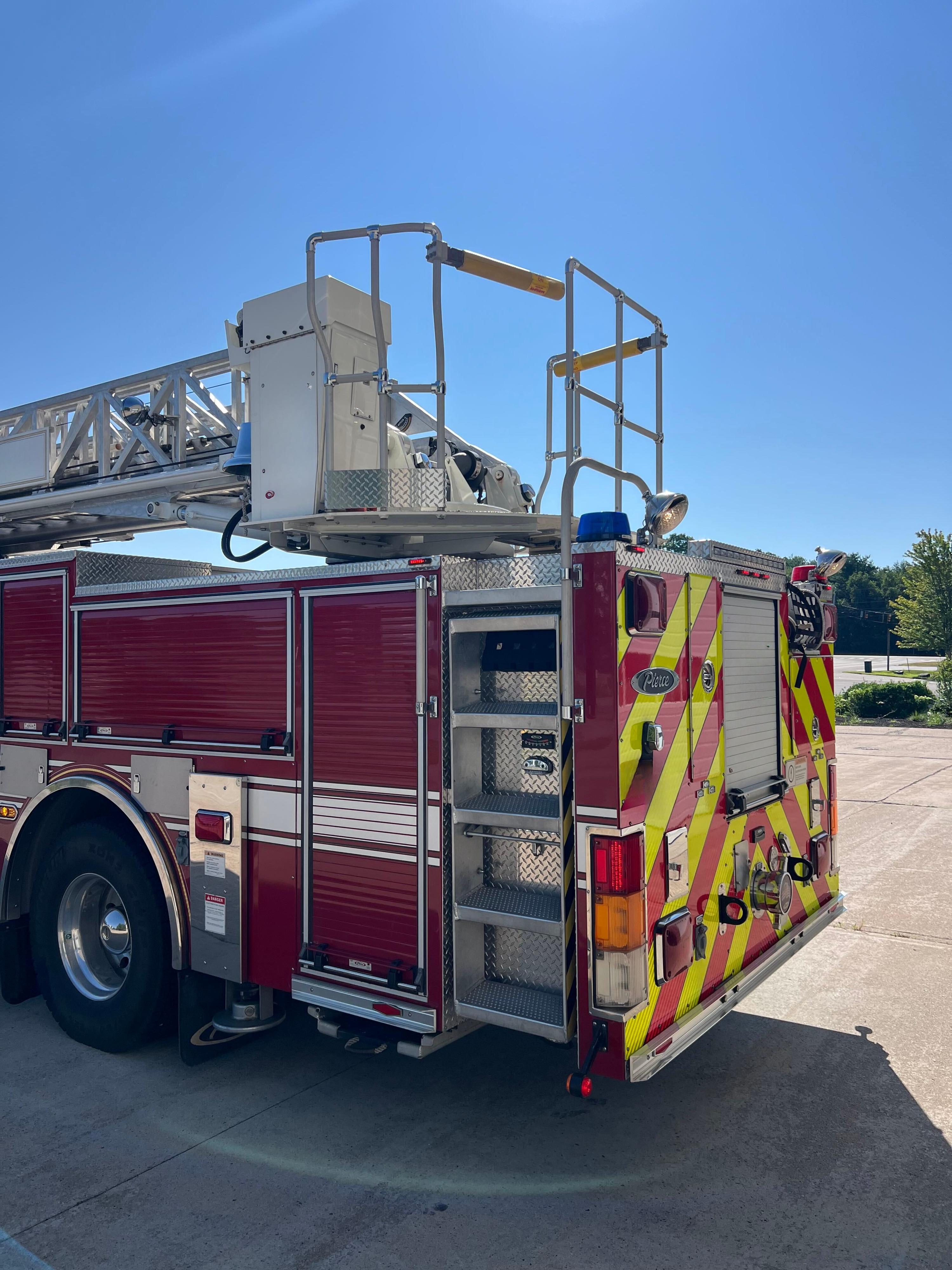 2009 Pierce 75' Aerial - image 10