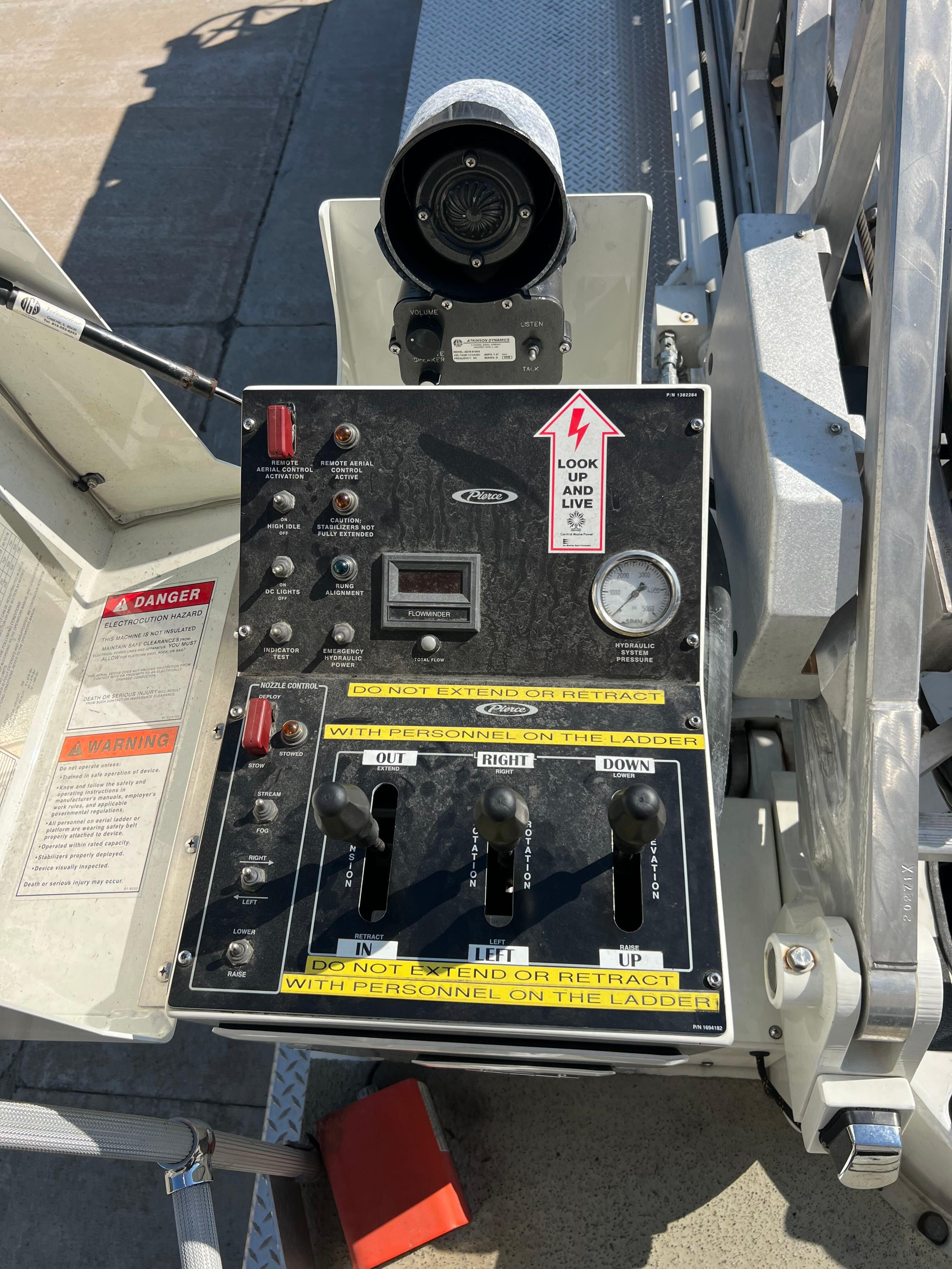 2009 Pierce 75' Aerial - image 51