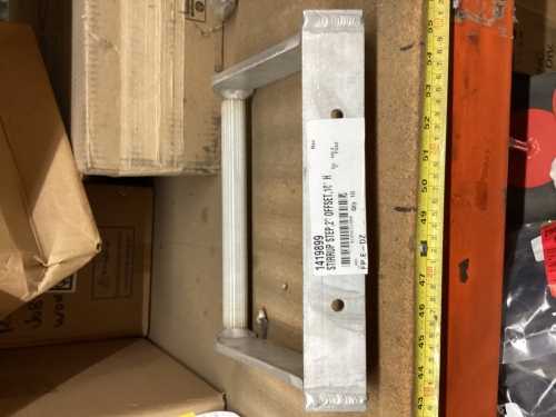 1419899 - STIRRUP STEP,2" OFFSET,10" H