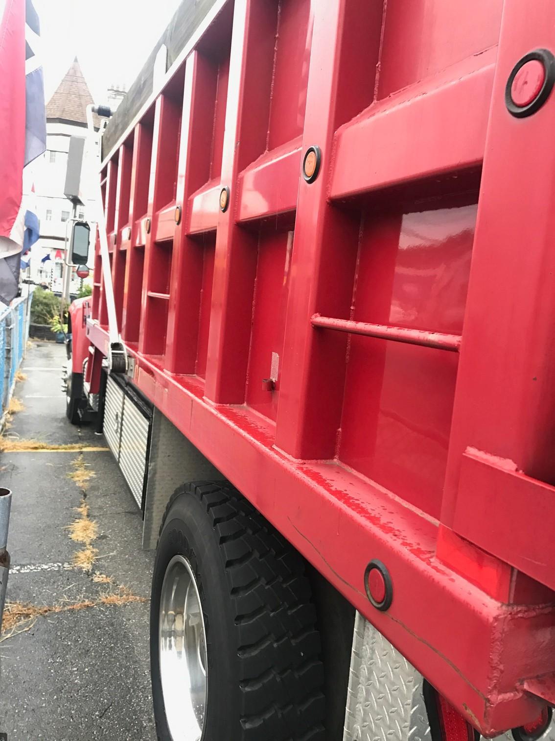 1998 Ford F700 Dump Truck - image 3