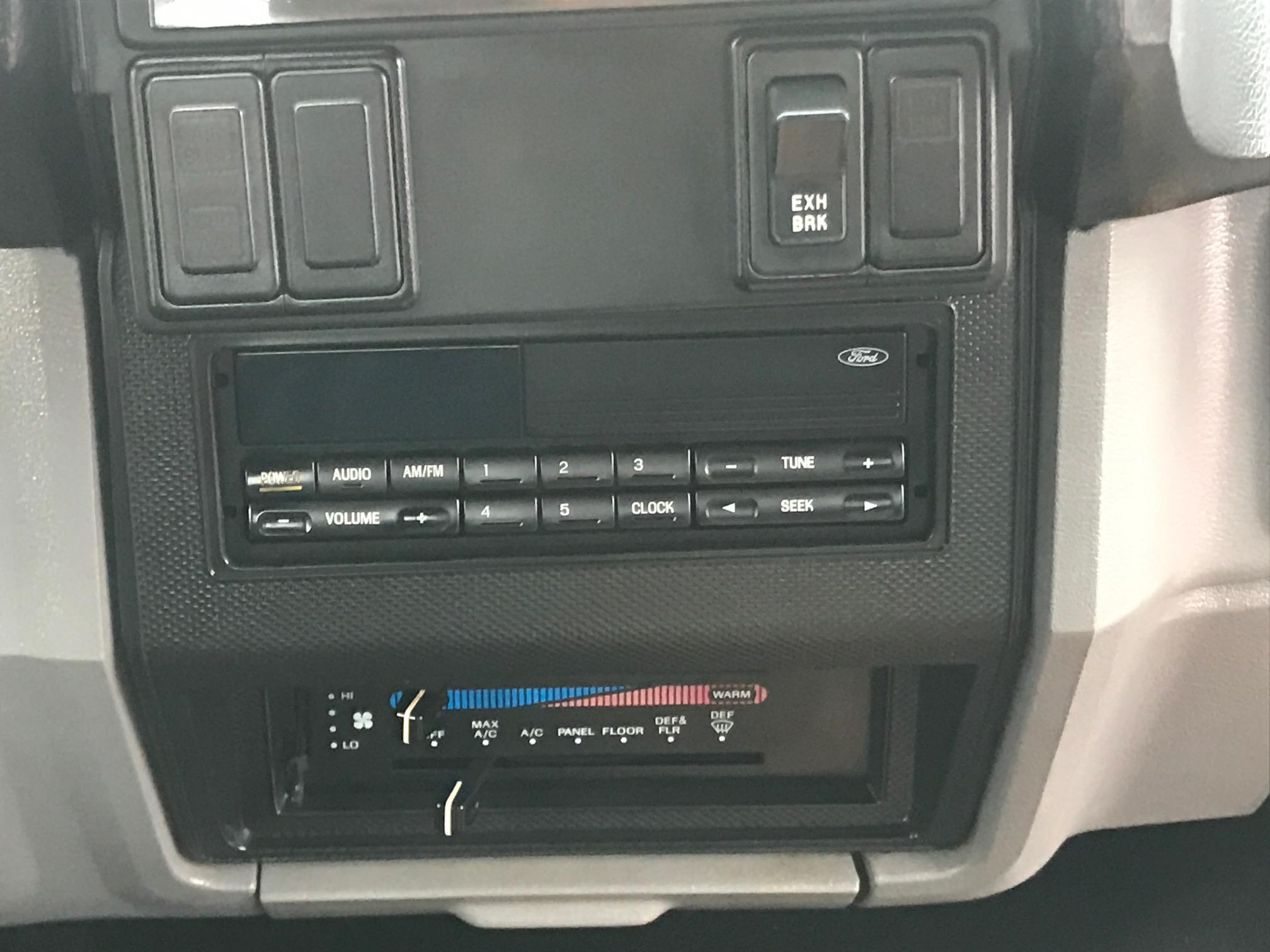 1998 Ford F700 Dump Truck - image 7