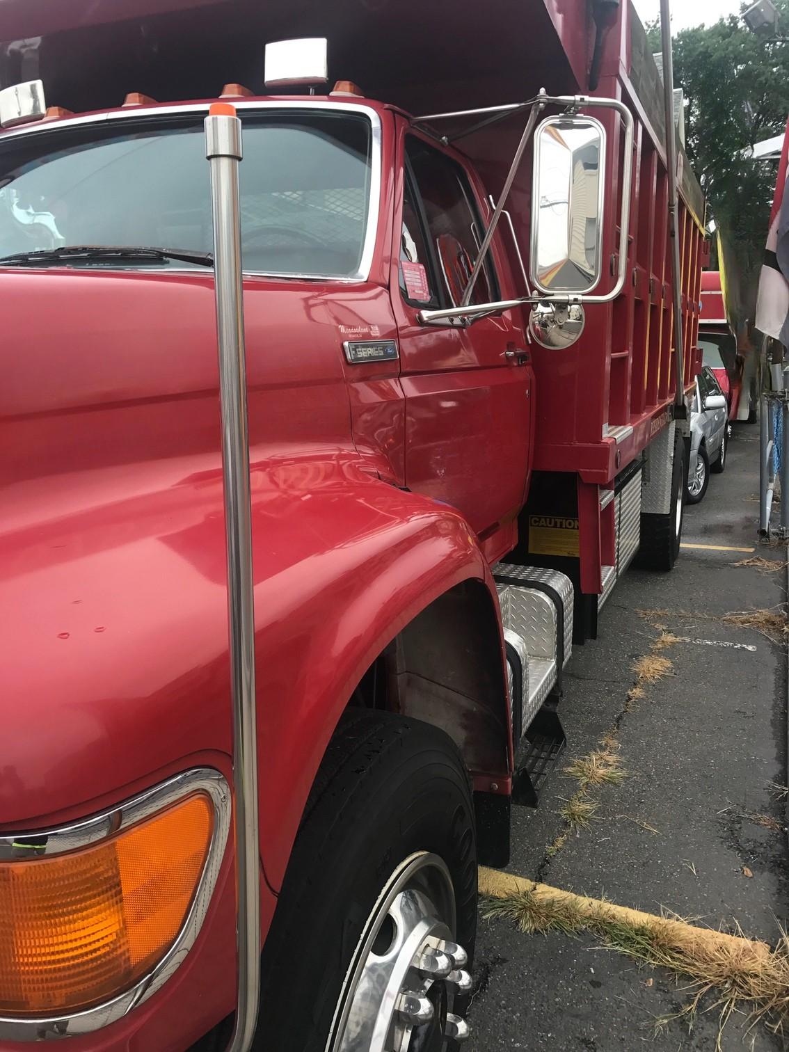 1998 Ford F700 Dump Truck - image 4