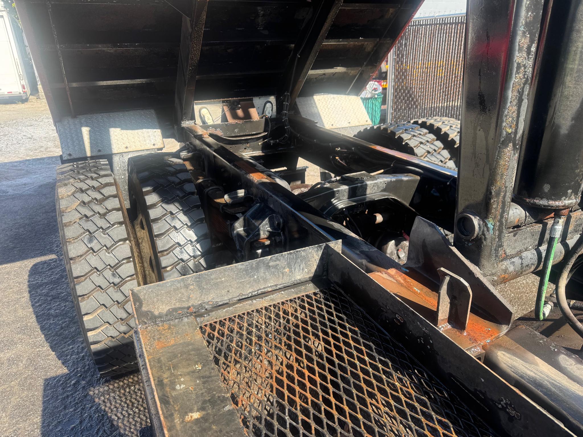 1998 Ford F700 Dump Truck - image 5