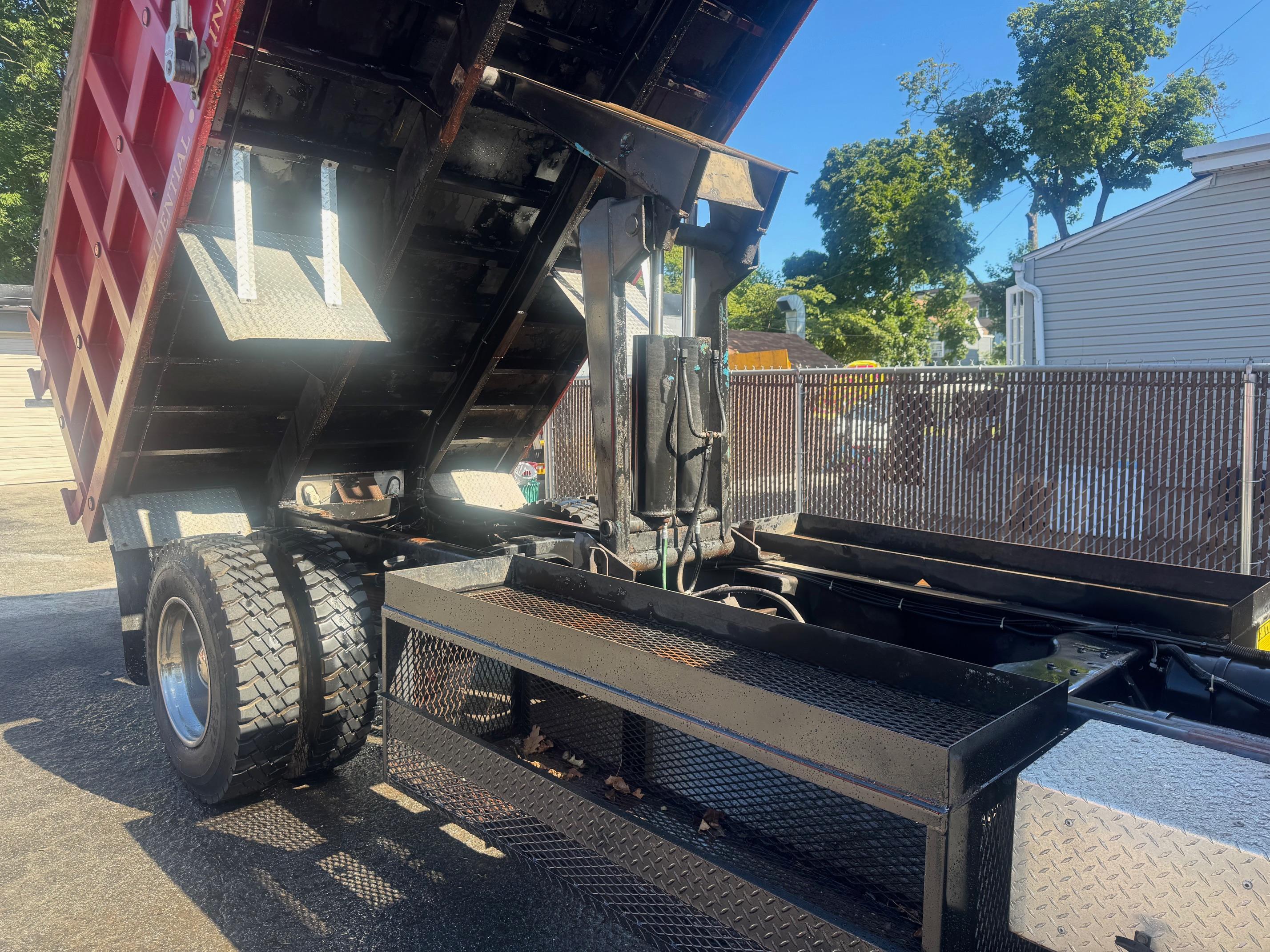 1998 Ford F700 Dump Truck - image 18