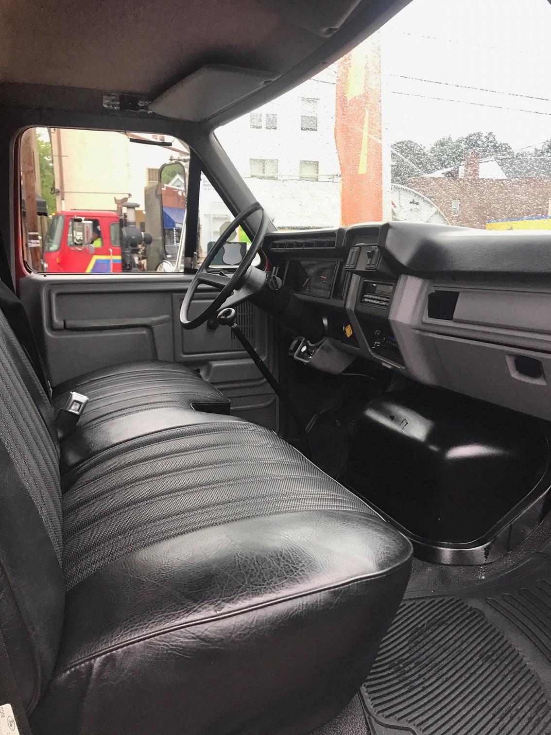 1998 Ford F700 Dump Truck - image 6