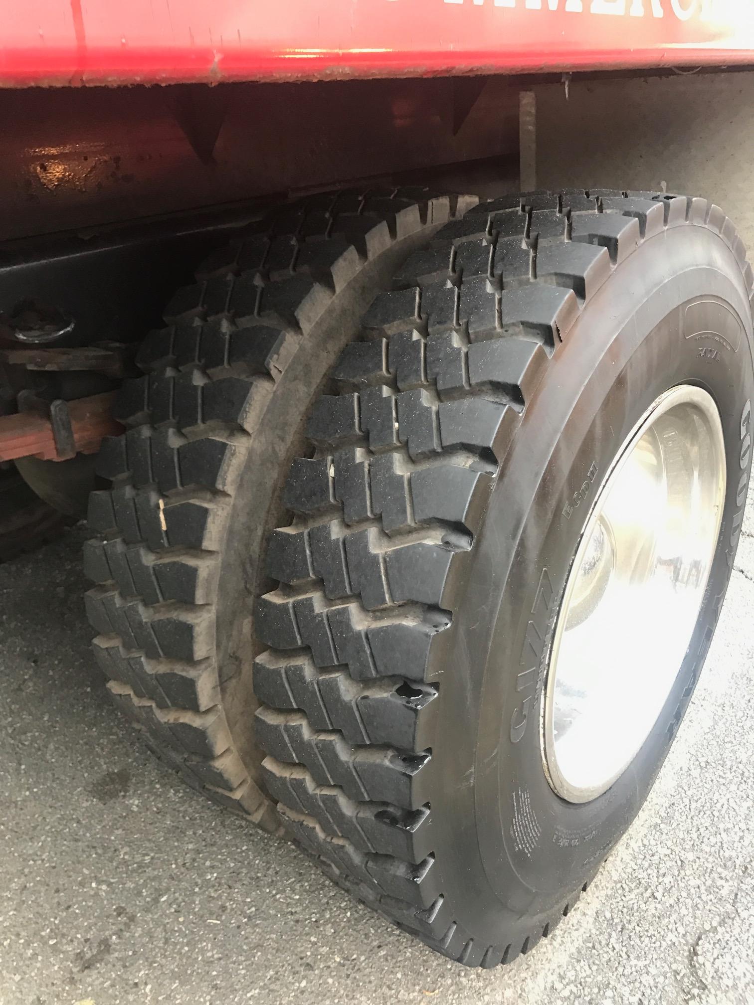 1998 Ford F700 Dump Truck - image 12